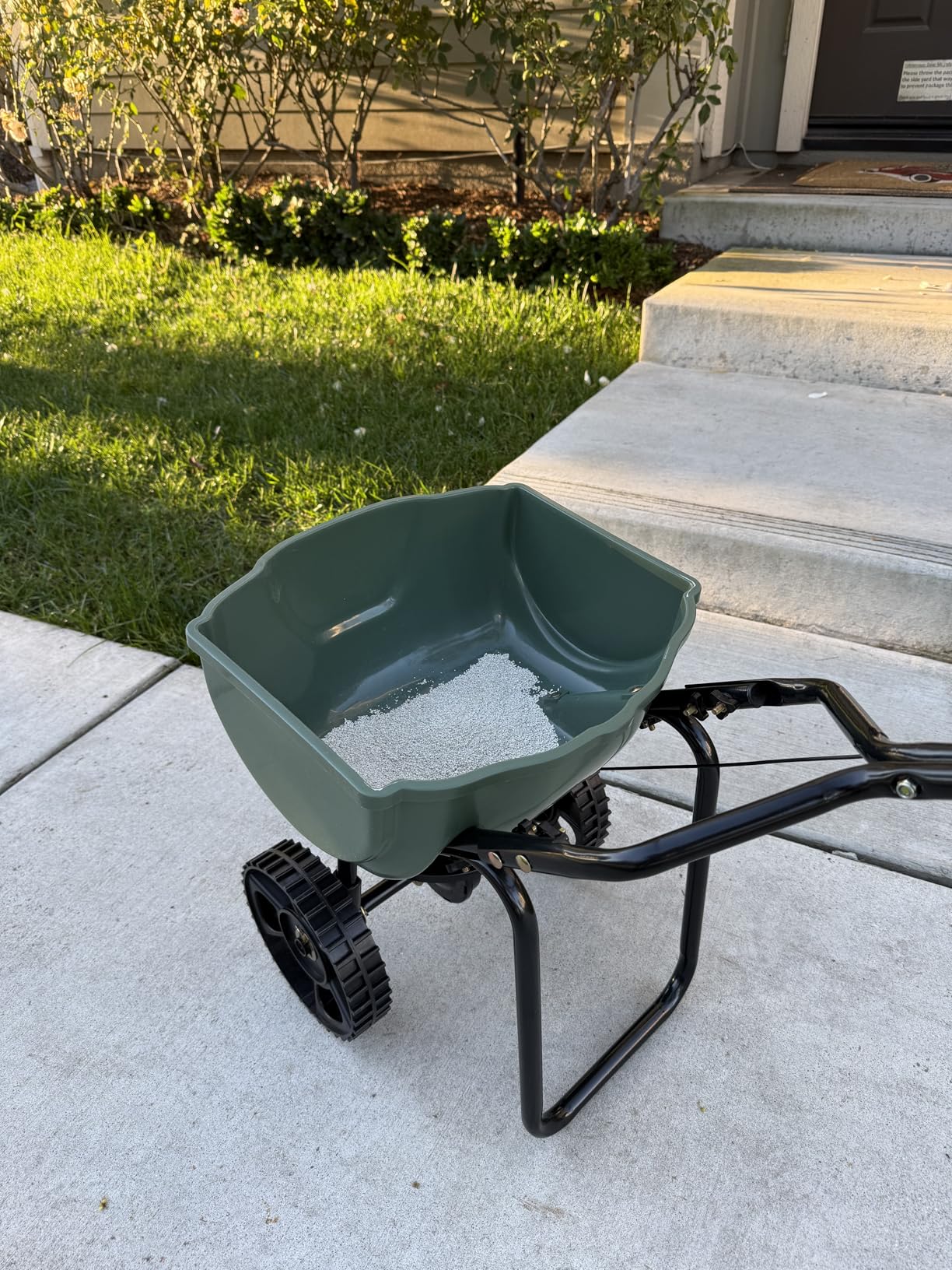 Amazon Basics Fertilizer Spreader for Lawn, Evenly Spreading, Multi-Gear System, Covers 5000 Square Feet per Load, 33 Pounds Capacity customer photo 2