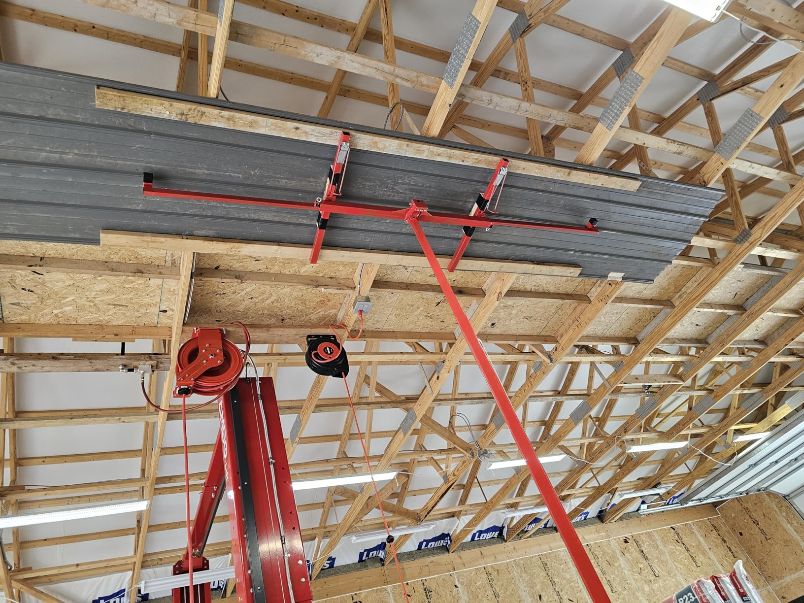 VEVOR 11ft Drywall Lift, Heavy-Duty 150 lbs Sheetrock Hoist with Adjustable Telescoping Arm, Lockable Wheels, Drywall Lifter Panel Jack Hoist Tools Ideal for Ceiling & Wall Installation (Black) customer photo 2