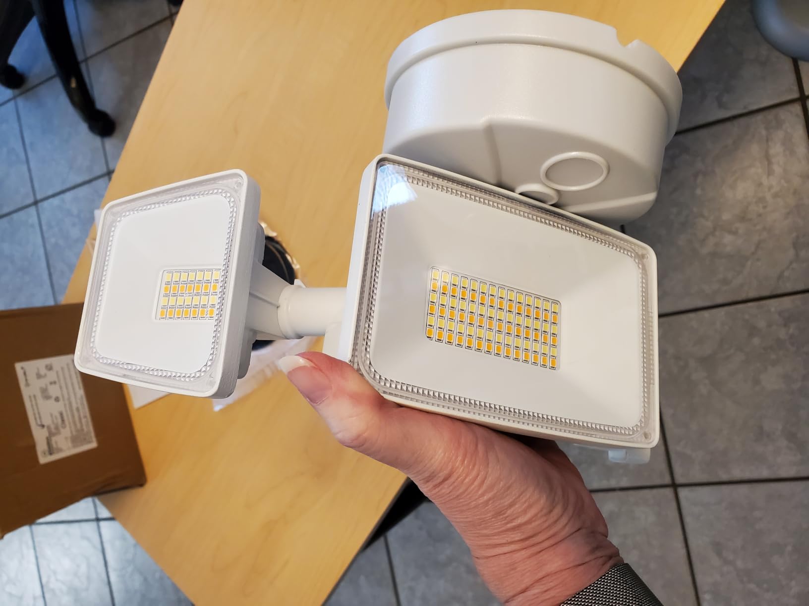 Onforu 65W Smart Flood Light Outdoor, 6500LM WiFi Flood Light with App & Voice Control, Dimmable 2700K-6500K, 3-Head Hardwired Security Light, IP65 Waterproof for House, Yard, Porch, Garage, Backyard customer photo 1