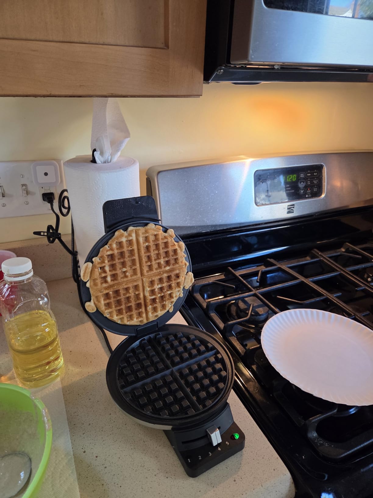 Cuisinart Waffle Maker, 1250W Round Classic Waffle Iron, 5-Setting Adjustable Browning Control, WMR-CAP2, Brushed Stainless customer photo 2
