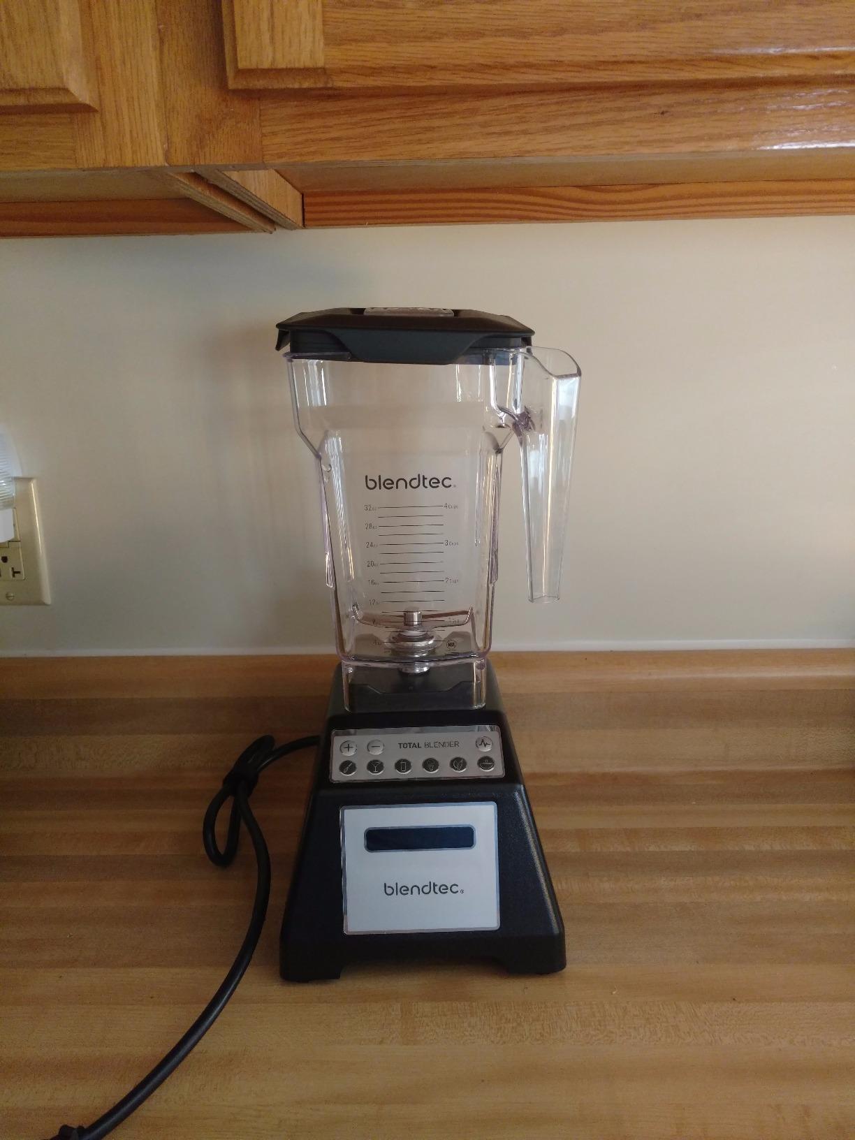 Blendtec Total Blender Classic (Black) & 75oz FourSide Jar - 10-Speed Professional-Grade, High-Power Kitchen Blender with Six Pre-Programmed Cycles customer photo 2