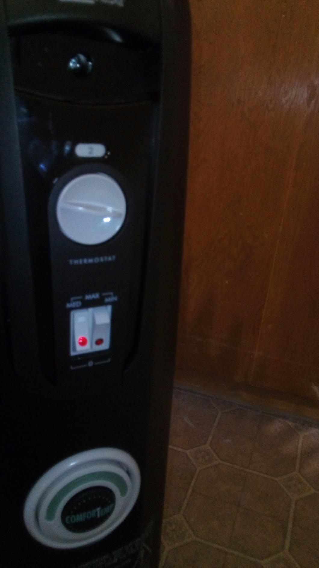 De'Longhi Oil Filled Radiator Heater, 1500W Electric Space Heater for Indoor Use, Portable Room Heater, Energy Saving, Full Room Like Office and Bedroom with Safety Features, EW7707CM customer photo 1