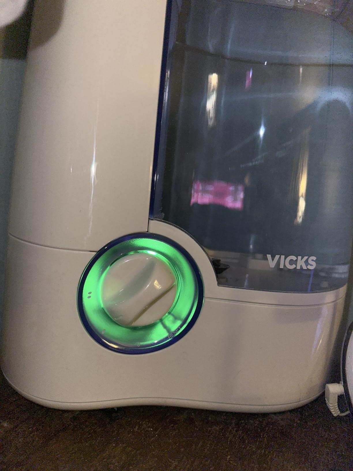 Vicks Warm Mist Humidifier for Small to Medium Rooms, White | Filter-Free Operation with a 1-Gallon Tank, Auto Shut-Off, Night Light, Works with VapoPad & VapoSteam customer photo 2