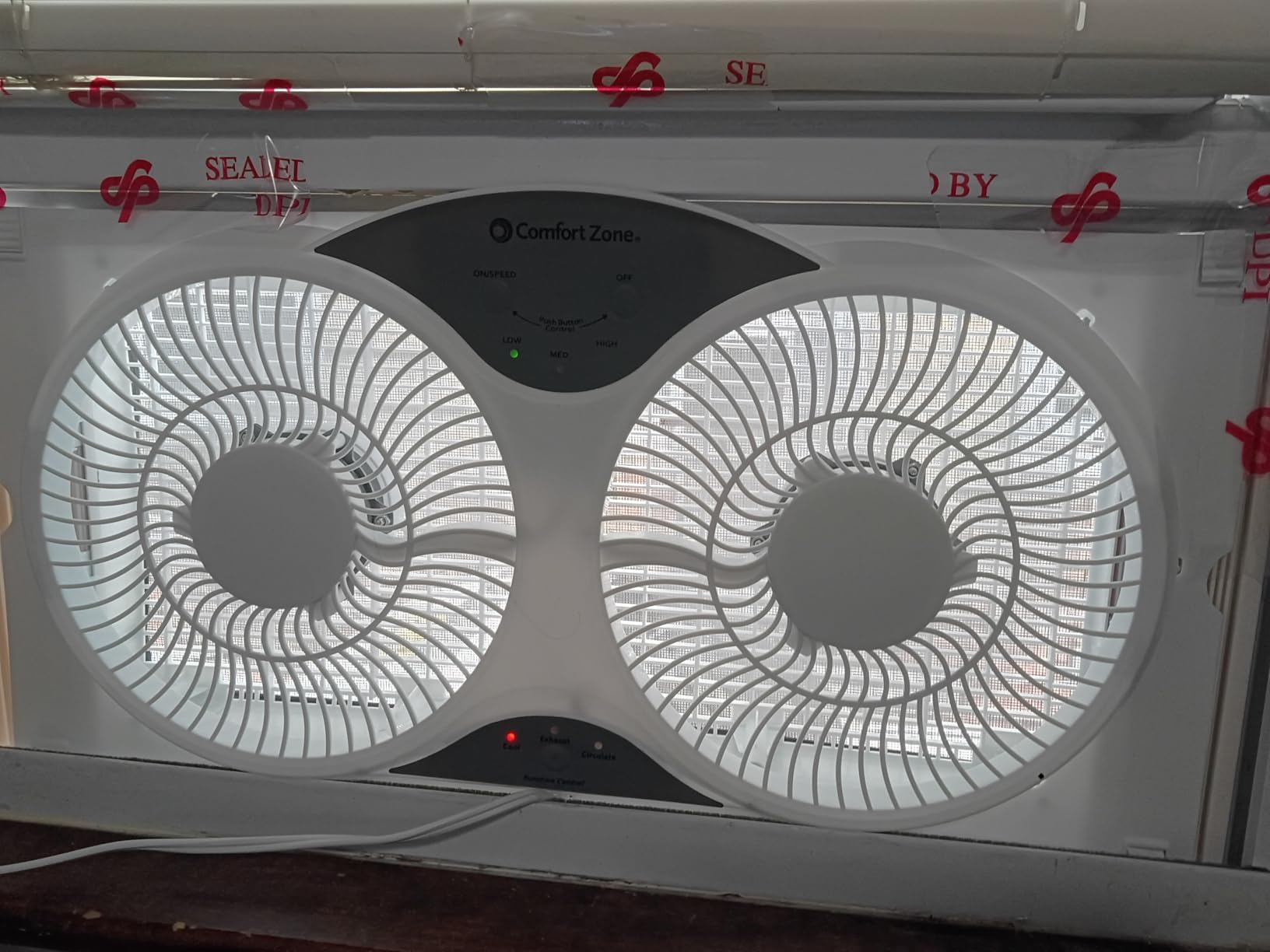 Comfort Zone Window Fan for Bedroom, 9 inch 3 Speed Dual Fans with Auto-Locking Expanders, 3 Modes (Cool, Circulate, Exhaust), Remote Control, Fabric Cover plus Bug Screen, White customer photo 2