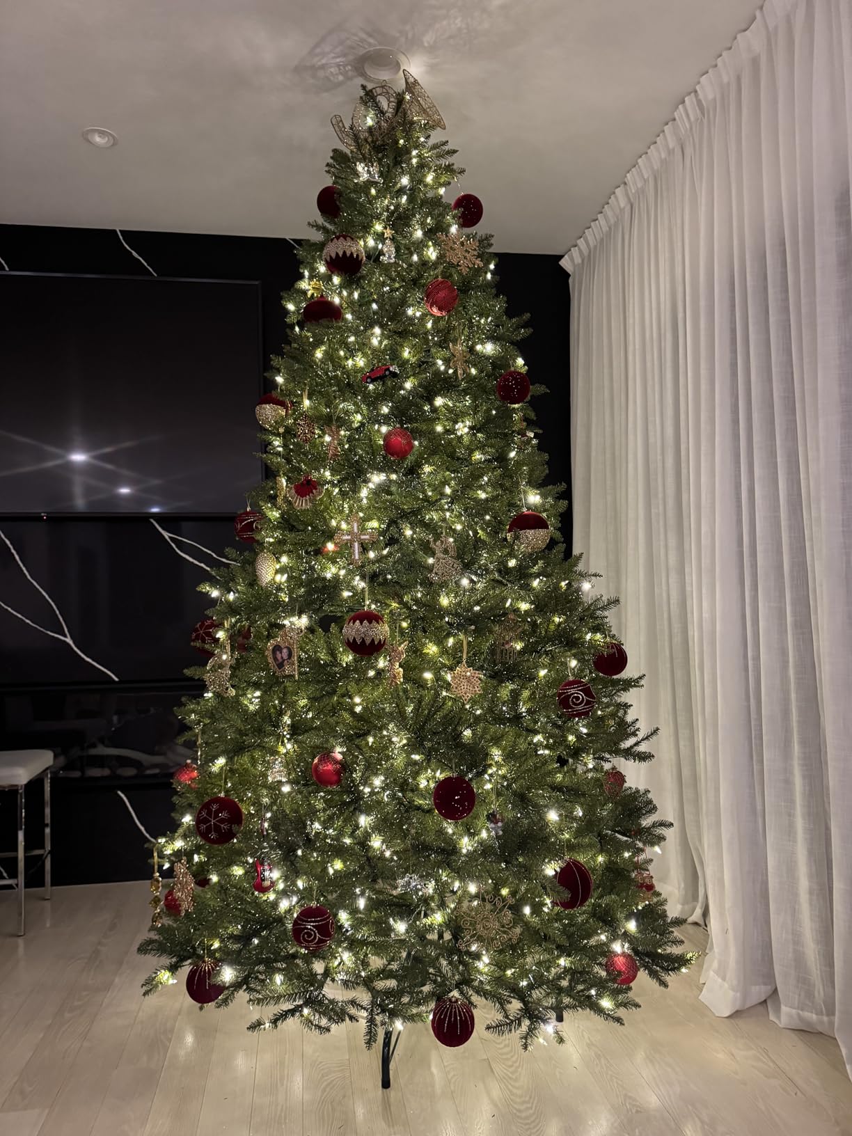 National Tree Company 7.5ft Pre-Lit Dunhill Fir Artificial Christmas Tree | 700 LED Lights, 10 Light Functions, 2,514 Tips, Foot Pedal, Includes Stand, Green customer photo 1