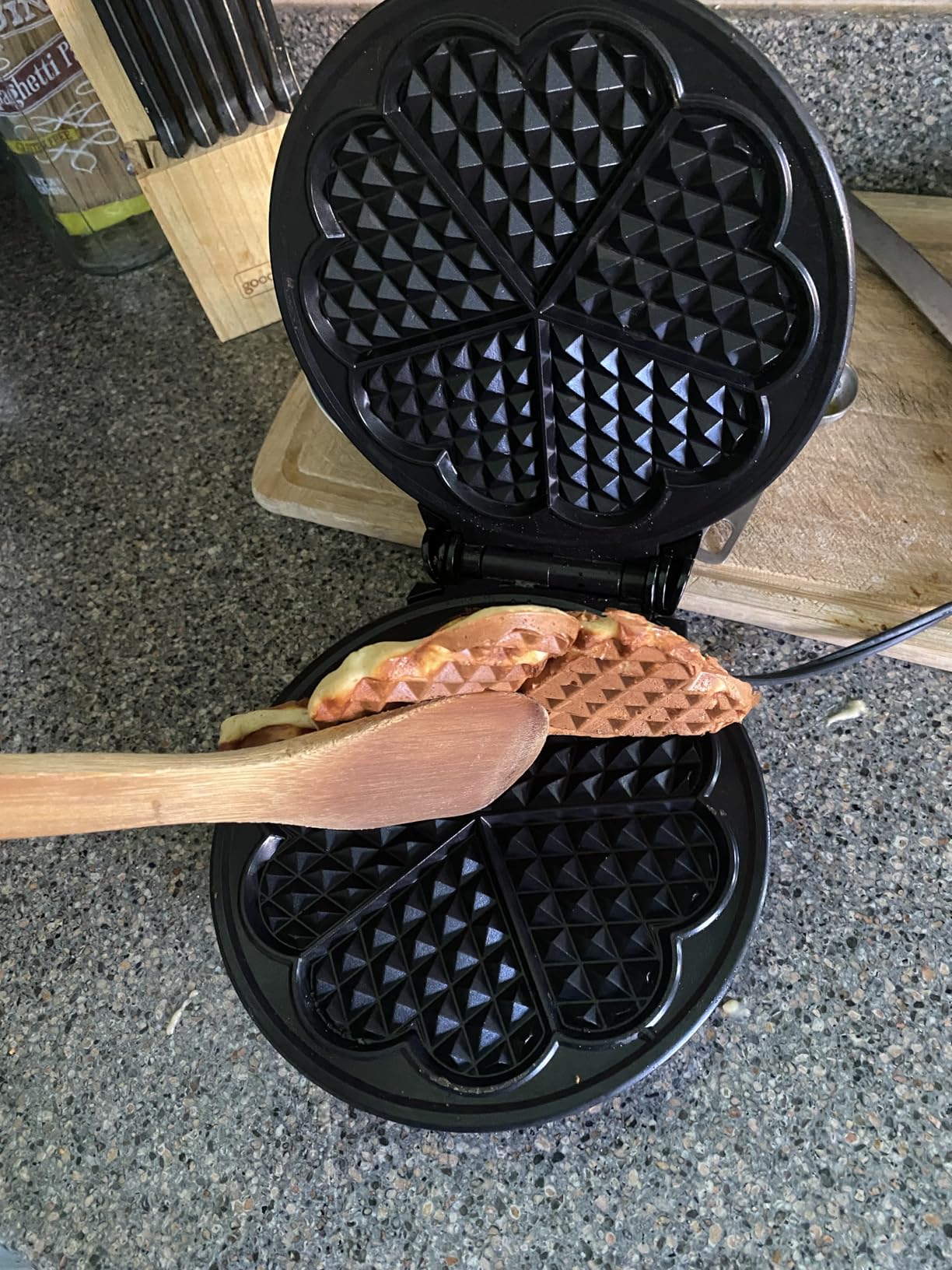 Chefman WM520 Heart Shaped Iron Waffle Maker - Eco-Friendly PTFE and PFOA Free Non Stick Plates, 8-Inch customer photo 1