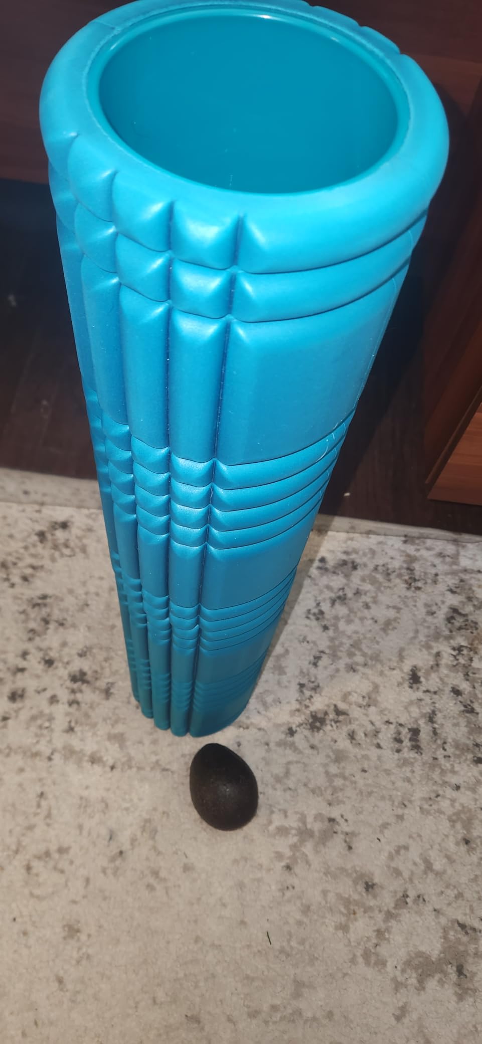 TriggerPoint Grid 2.0 Foam Roller for Deep Tissue Massage and Muscle Recovery, 26 Inch Multi-Density EVA with Hollow Core, Supports 500 Pounds, Black customer photo 2