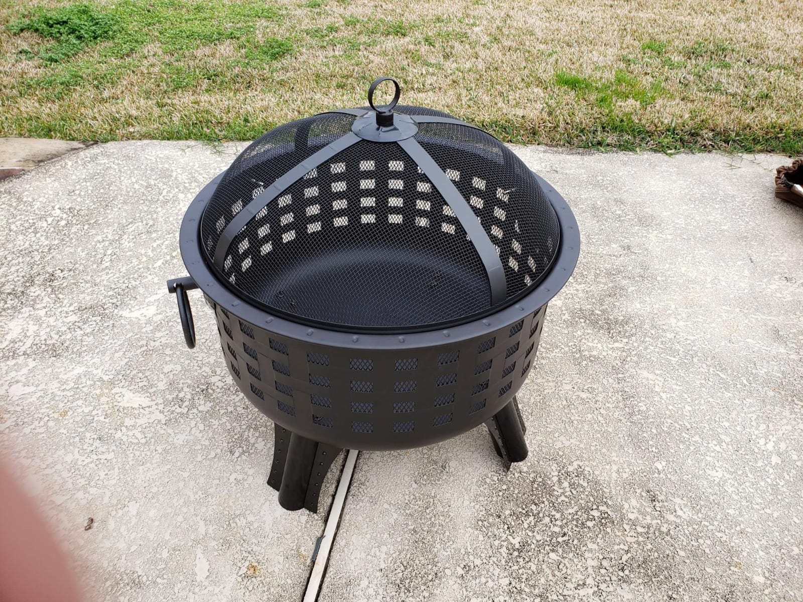 Amazon Basics 27 inch Steel Round Lattice Fire Pit, Easy to Assemble customer photo 2