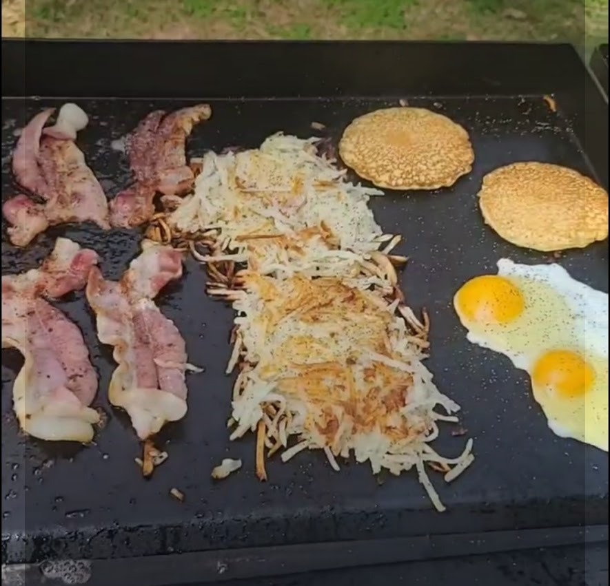 Royal Gourmet GD401 4-Burner Propane Gas Grill and Griddle Combo with Folding Legs, Griddle Grill Combo with 48,000 BTUs Output for Outdoor Cooking While Camping or Tailgating, Black & Silver customer photo 1