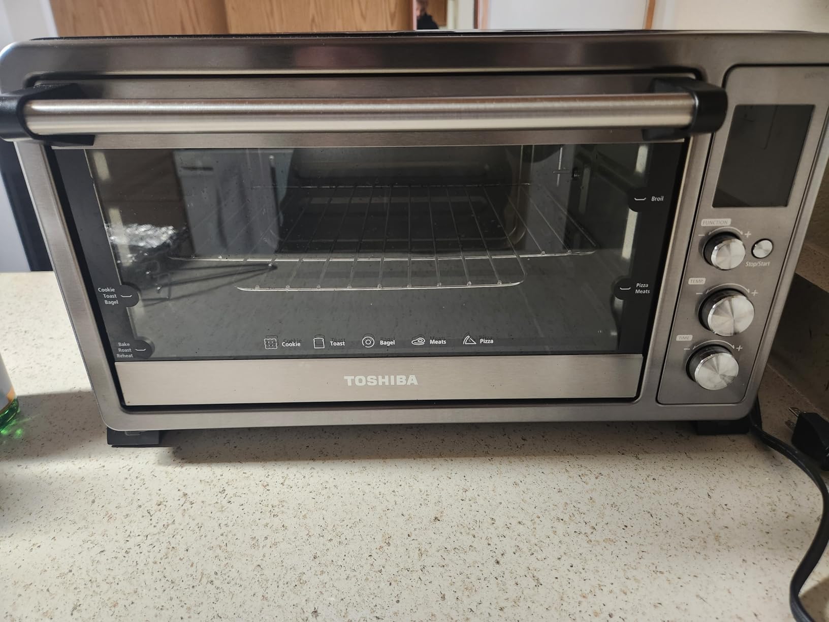 TOSHIBA AC25CEW-BS Large 6-Slice Convection Toaster Oven Countertop, 10-In-One with Toast, Pizza and Rotisserie, 1500W, Black Stainless Steel, Includes 6 Accessories customer photo 2