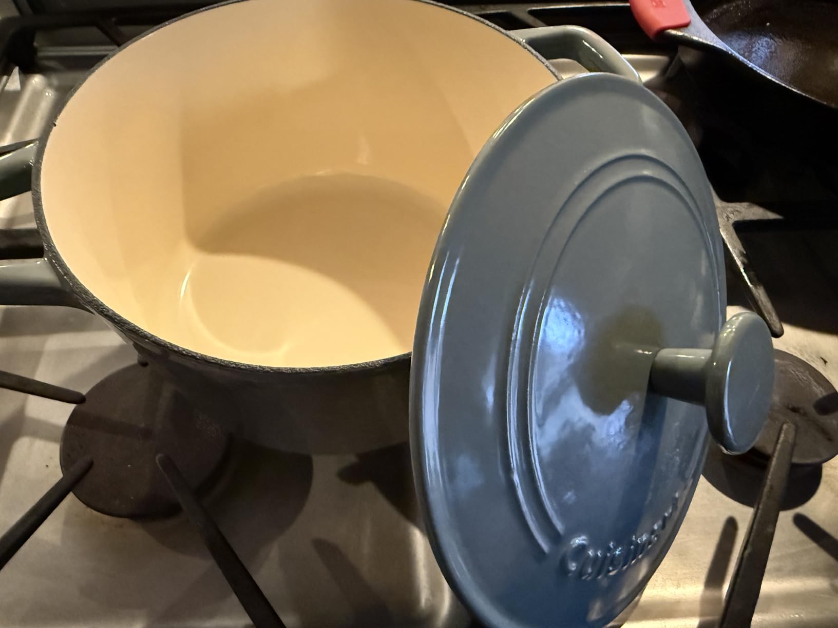Cuisinart Chef's Classic Enameled Cast Iron Dutch Oven with Lid, Porcelain Enameled Interior, Oven Safe, Induction Compatible, 7-Quart, Round, Cream customer photo 2