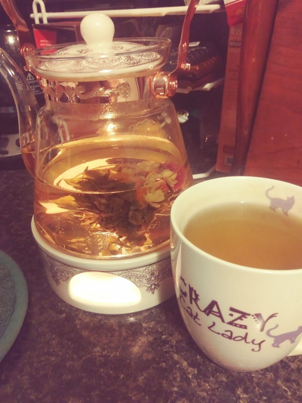 Teabloom Buckingham Palace Teapot & Flowering Tea Gift Set (6 Pieces) - Stovetop Safe Glass Teapot (40 OZ / 1.2 L / 4-5 CUPS), Porcelain Lid, Tea Warmer, Loose Tea Infuser, 2 Gourmet Rose Tea Flowers customer photo 2