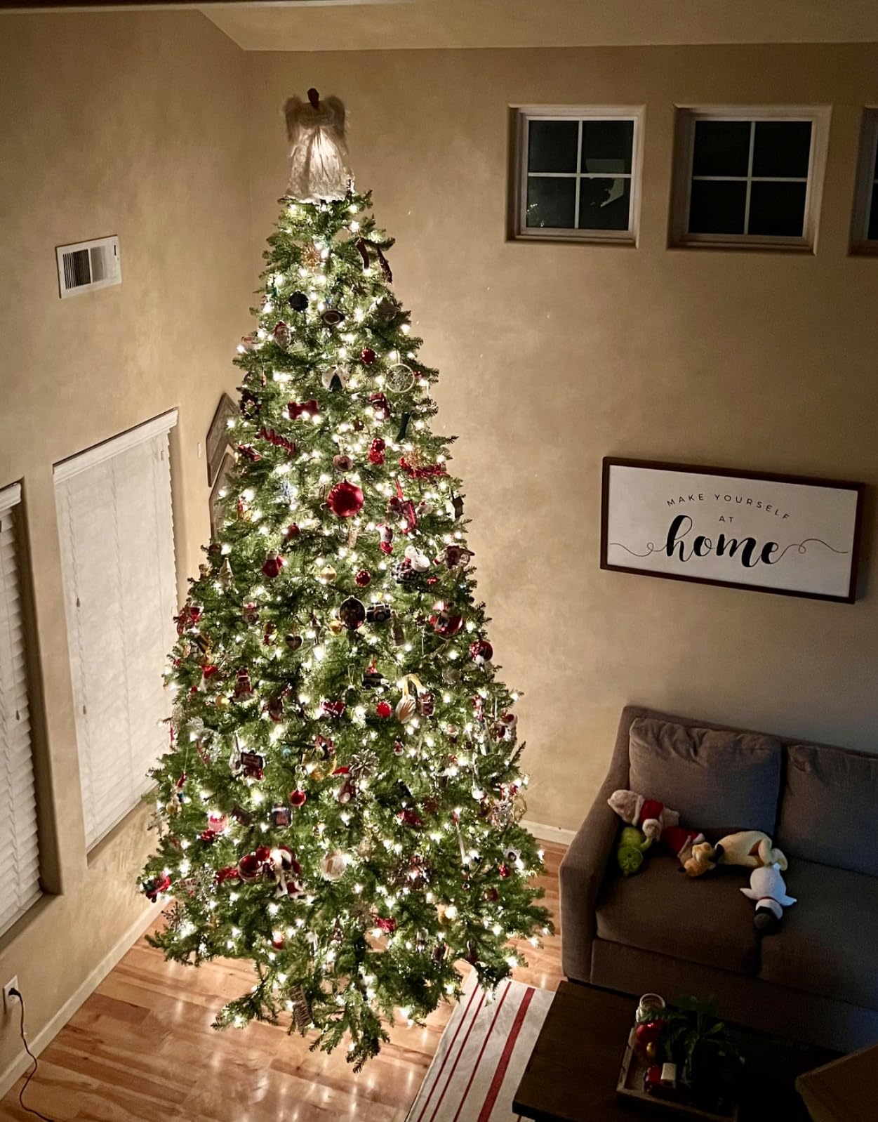 National Tree Company 6ft Pre-Lit Dunhill Fir Artificial Christmas Tree | 600 Clear Lights, 1,430 Tips, Includes Stand, Green customer photo 1