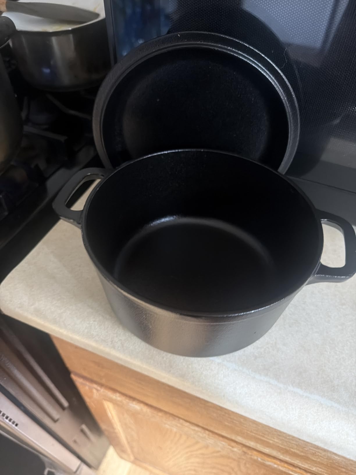 Amazon Basics Pre-Seasoned Cast Iron Dutch Oven Pot with Lid and Dual Handles, Oven Safe, Heavy-Duty, 7-Quart, Round, Black customer photo 1