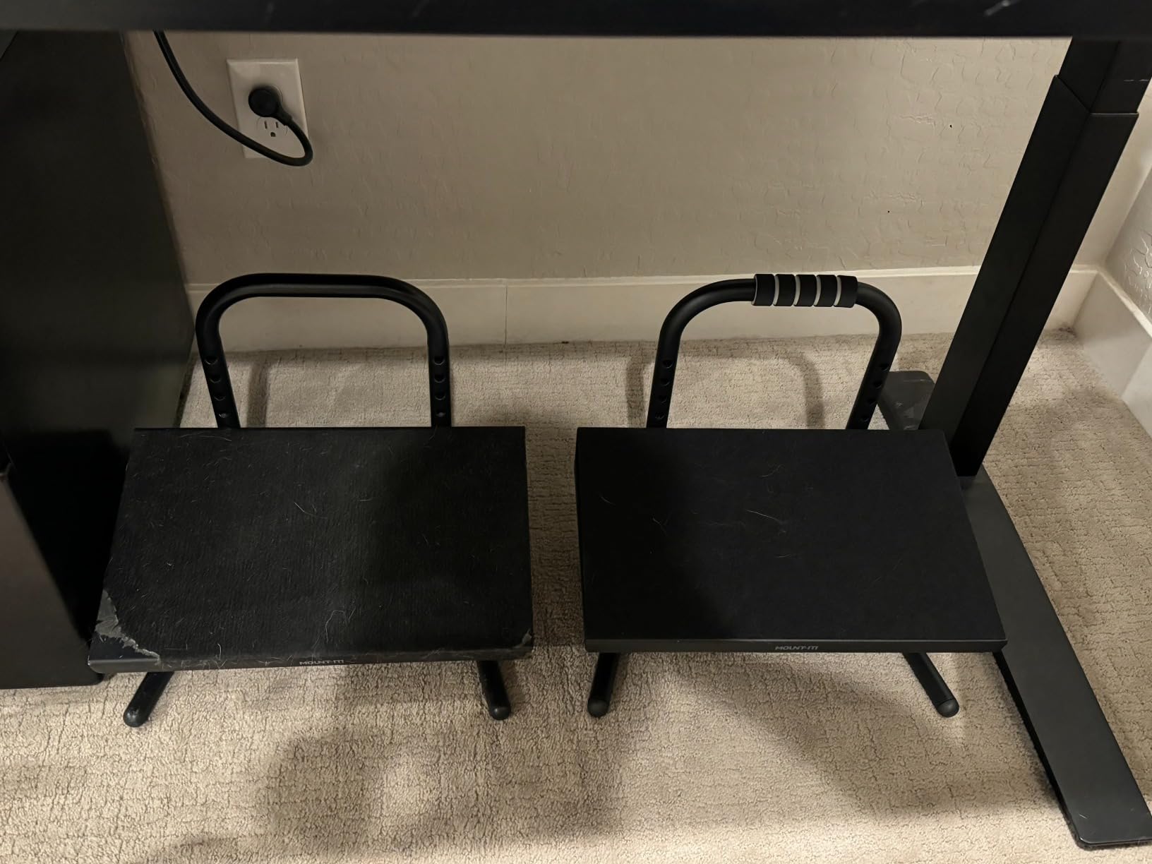 Mount-It! Height Adjustable Foot Rest for Standing and Sitting, Freestanding Under The Desk Footrest with Handle and Six Height Settings, Anti-Slip Padded Surface,Black customer photo 2