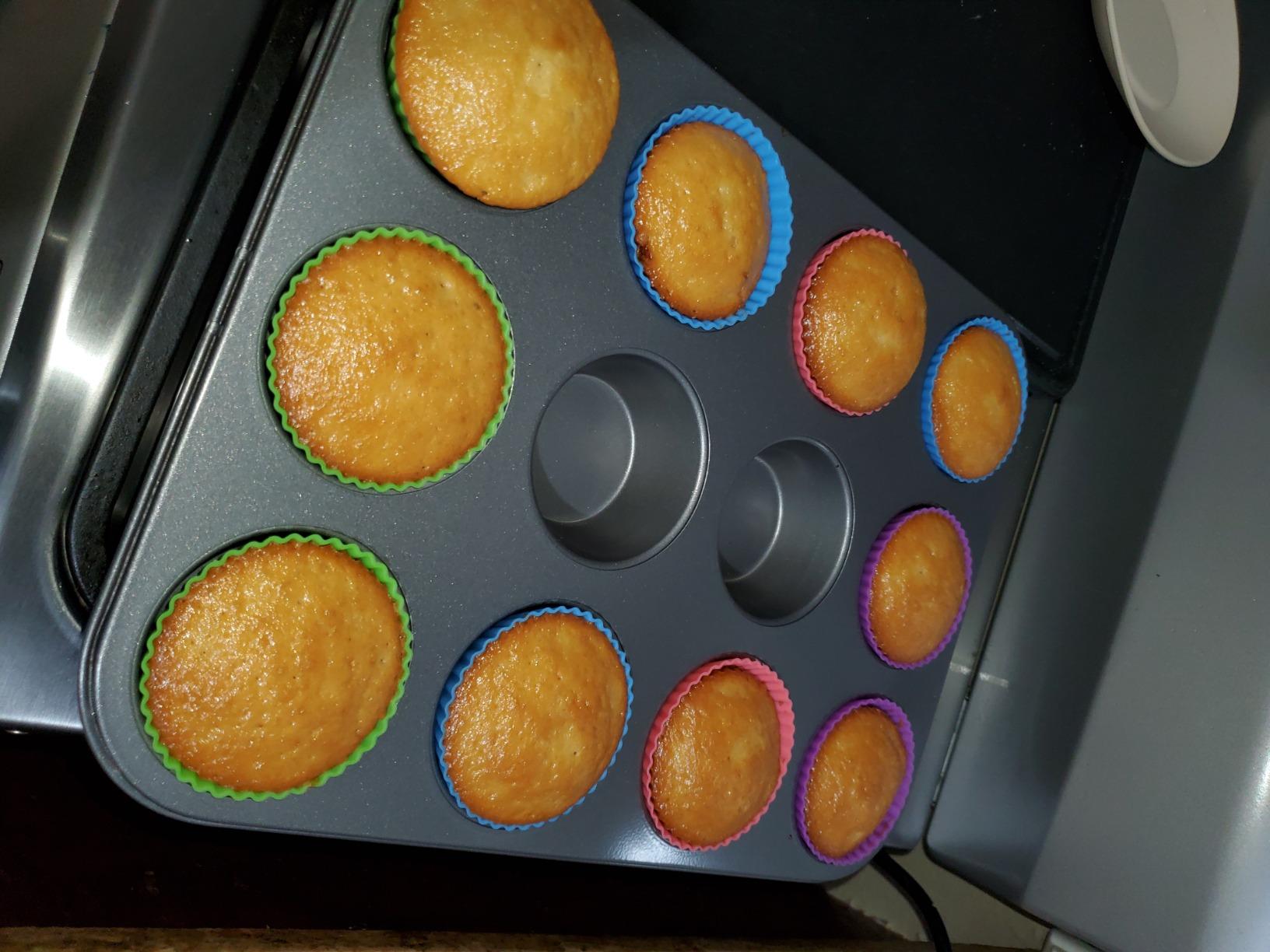 Amazon Basics 6 Piece Nonstick Carbon Steel Bakeware Set with Cake, Muffin, Cookie, and Loaf Pans customer photo 2