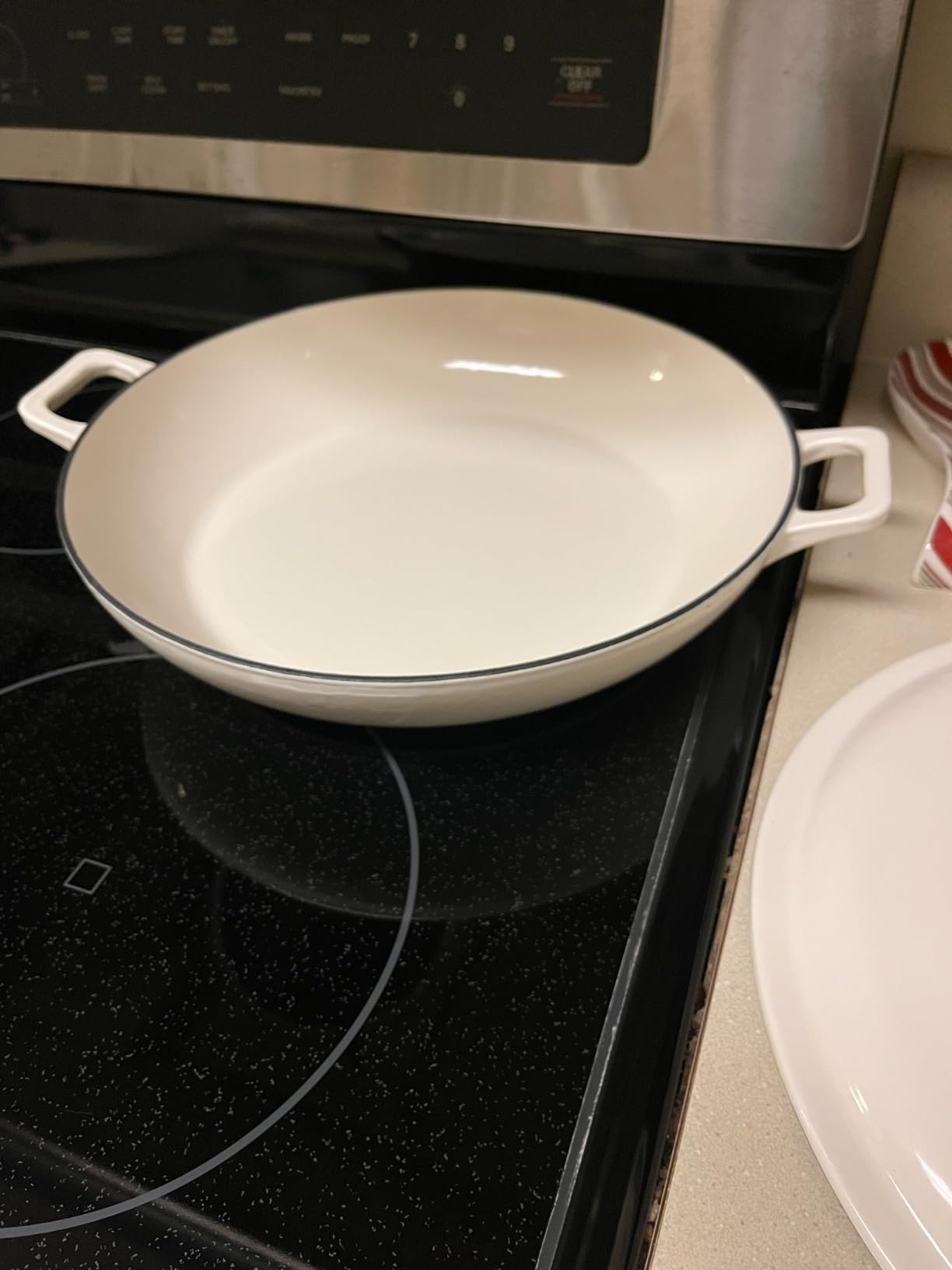 Amazon Basics Enameled Cast Iron - Covered Round Casserole Skillet with Lid, Oven Safe - 500F, Even Heat Distribution, 3.3-Quart, White customer photo 1
