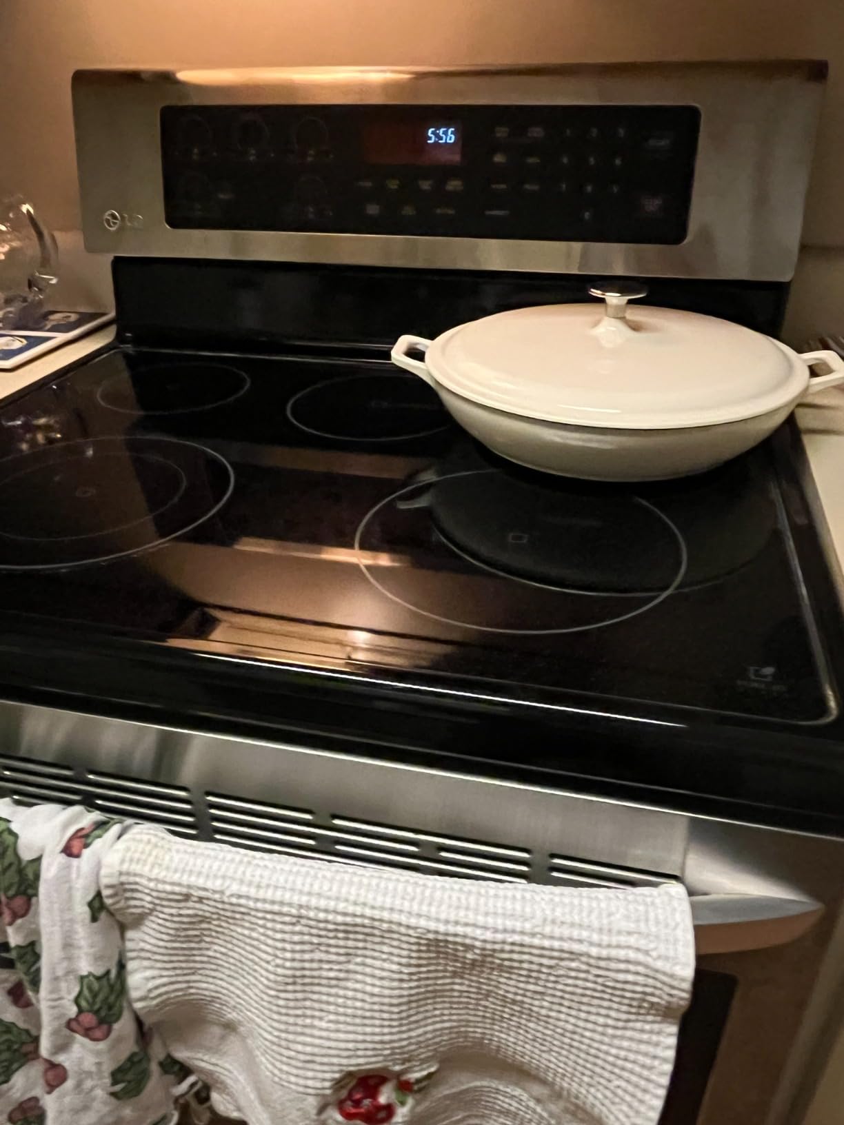 Amazon Basics Enameled Cast Iron - Covered Round Casserole Skillet with Lid, Oven Safe - 500F, Even Heat Distribution, 3.3-Quart, White customer photo 2