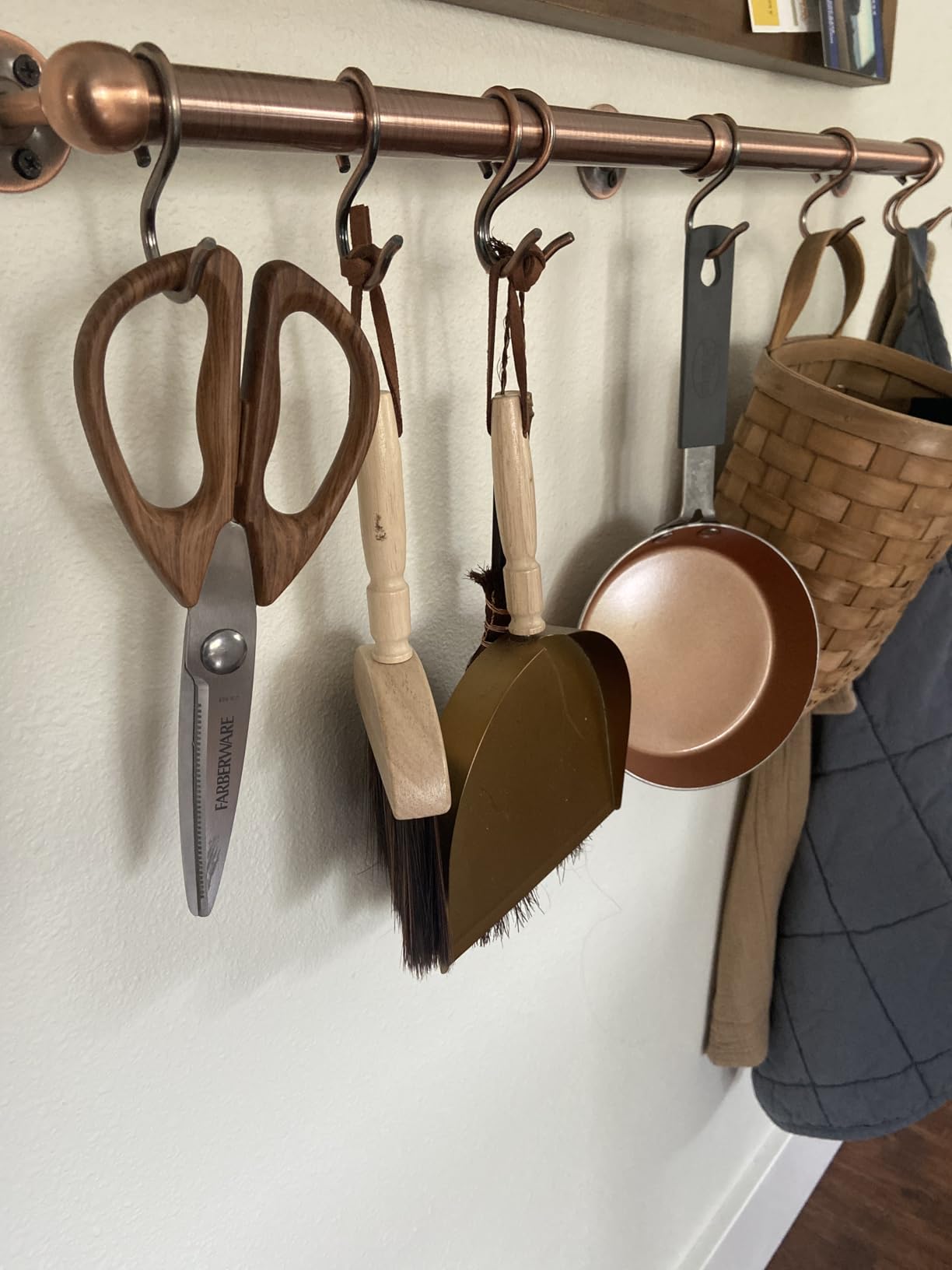 Farberware All-Purpose Kitchen Shears with Faux Wood-Grain Finish Handles, Stainless Steel Blades, Multipurpose Scissors for Meat, Herbs, and More customer photo 1