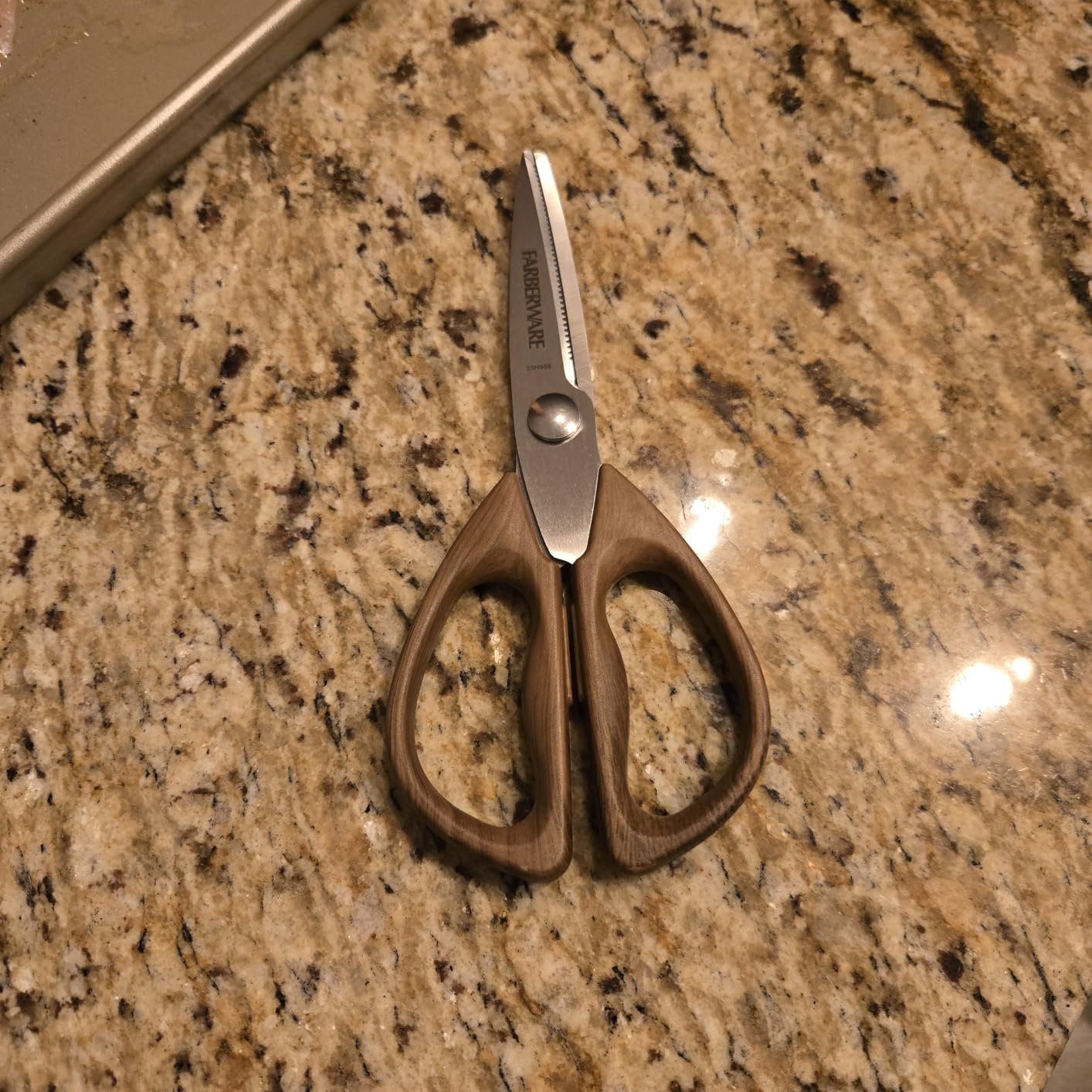 Farberware All-Purpose Kitchen Shears with Faux Wood-Grain Finish Handles, Stainless Steel Blades, Multipurpose Scissors for Meat, Herbs, and More customer photo 2