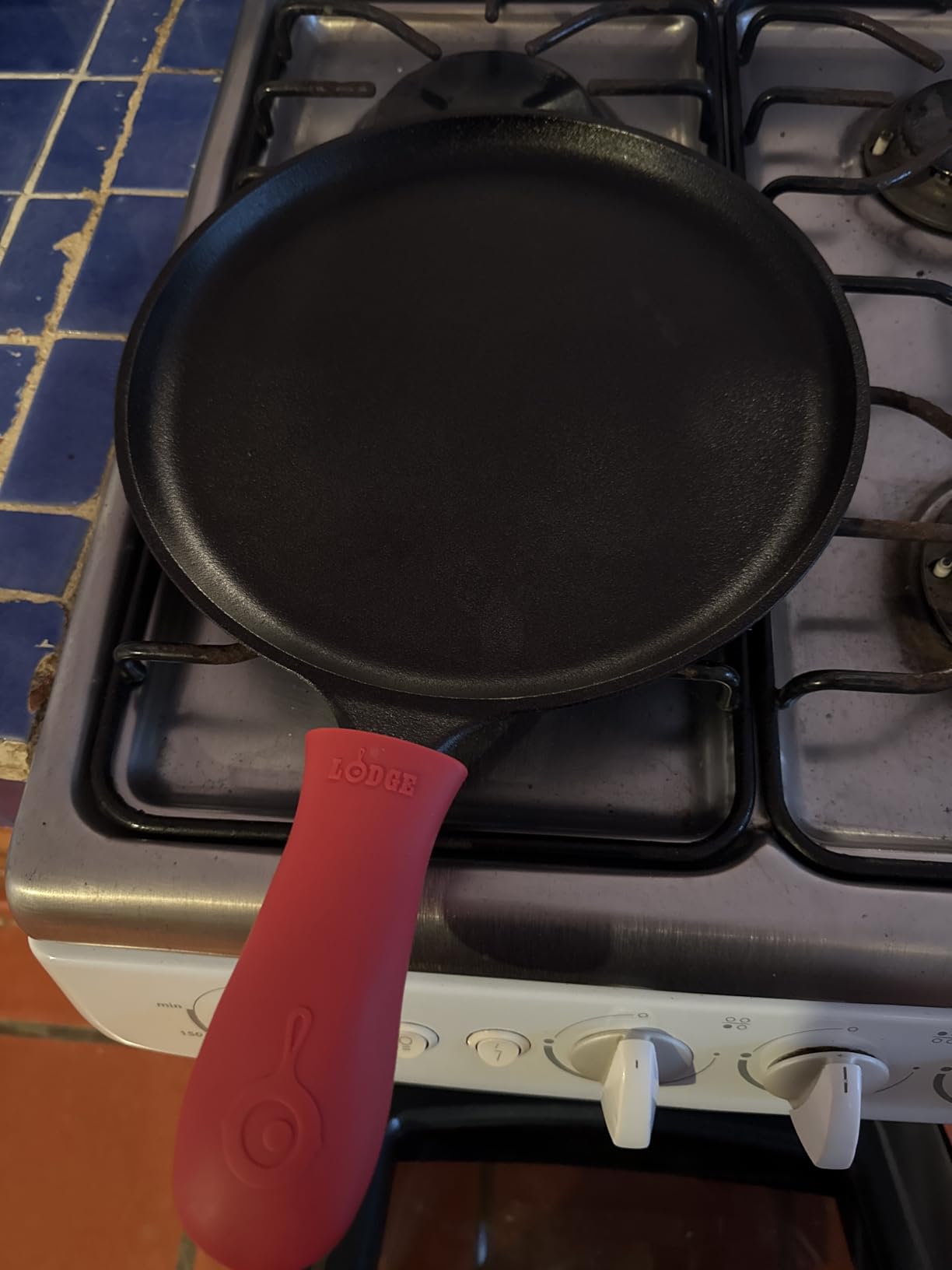 Lodge Round Seasoned Cast Iron Griddle with Red Silicone Handle Holder - Heavy Duty Flat Cooking Pan for Breakfast Favorites & Everyday Cooking - 10.5 Inches customer photo 1