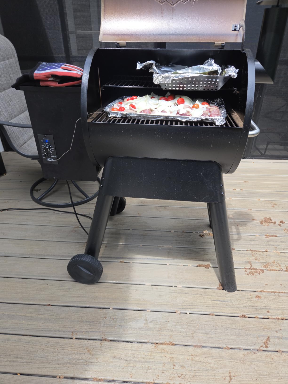 Traeger Pro 22 Wood Pellet Grill & Smoker, 572 Sq In, WiFi | 6-in-1 BBQ versatility, meat probe, 450°F max, 18 lb hopper customer photo 2