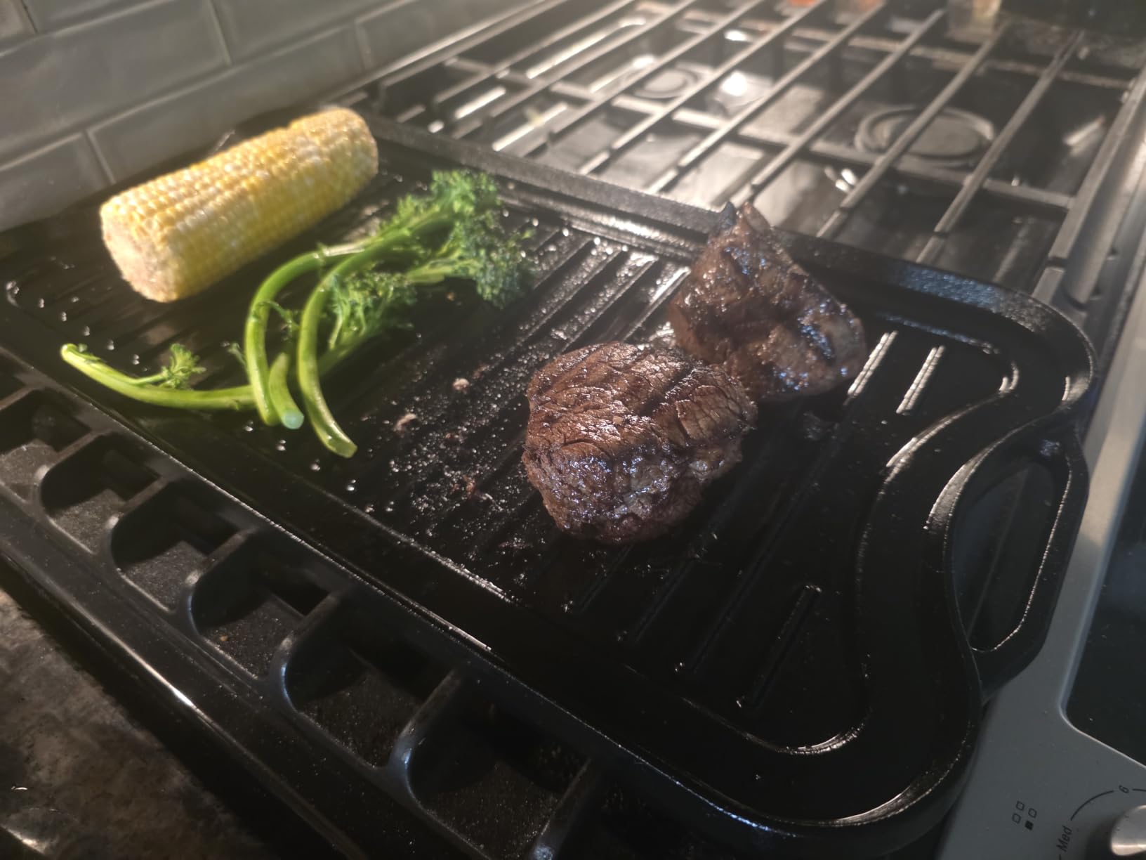 Amazon Basics Pre-Seasoned Cast Iron Reversible Rectangular Grill/Griddle with Even Heat Distribution, Black, 20 x 10.63 x 0.98 inch customer photo 1
