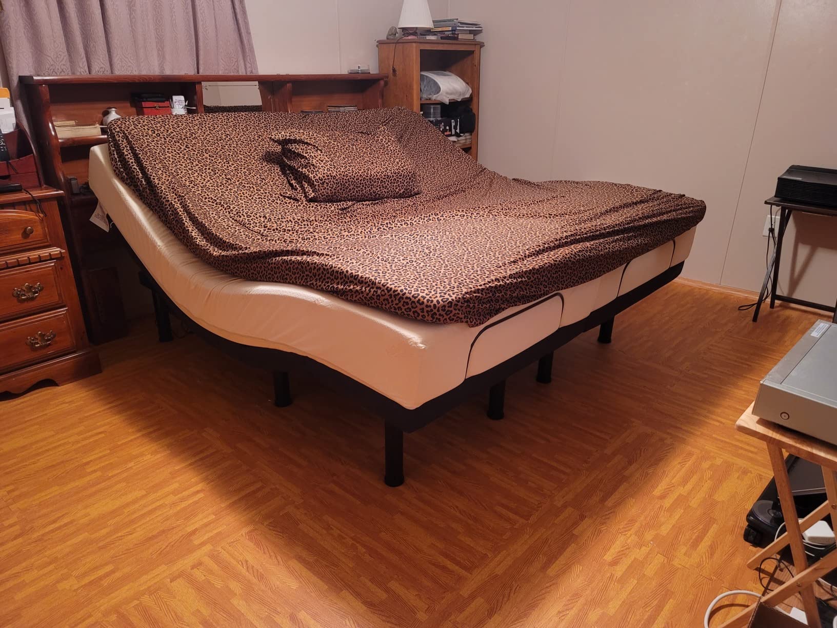 Sven & Son Harmony Adjustable Bed Base, Head and Foot Lift, Massage, Under-Bed Lights, USB, Memory, Zero Gravity Smart Frame - King customer photo 1