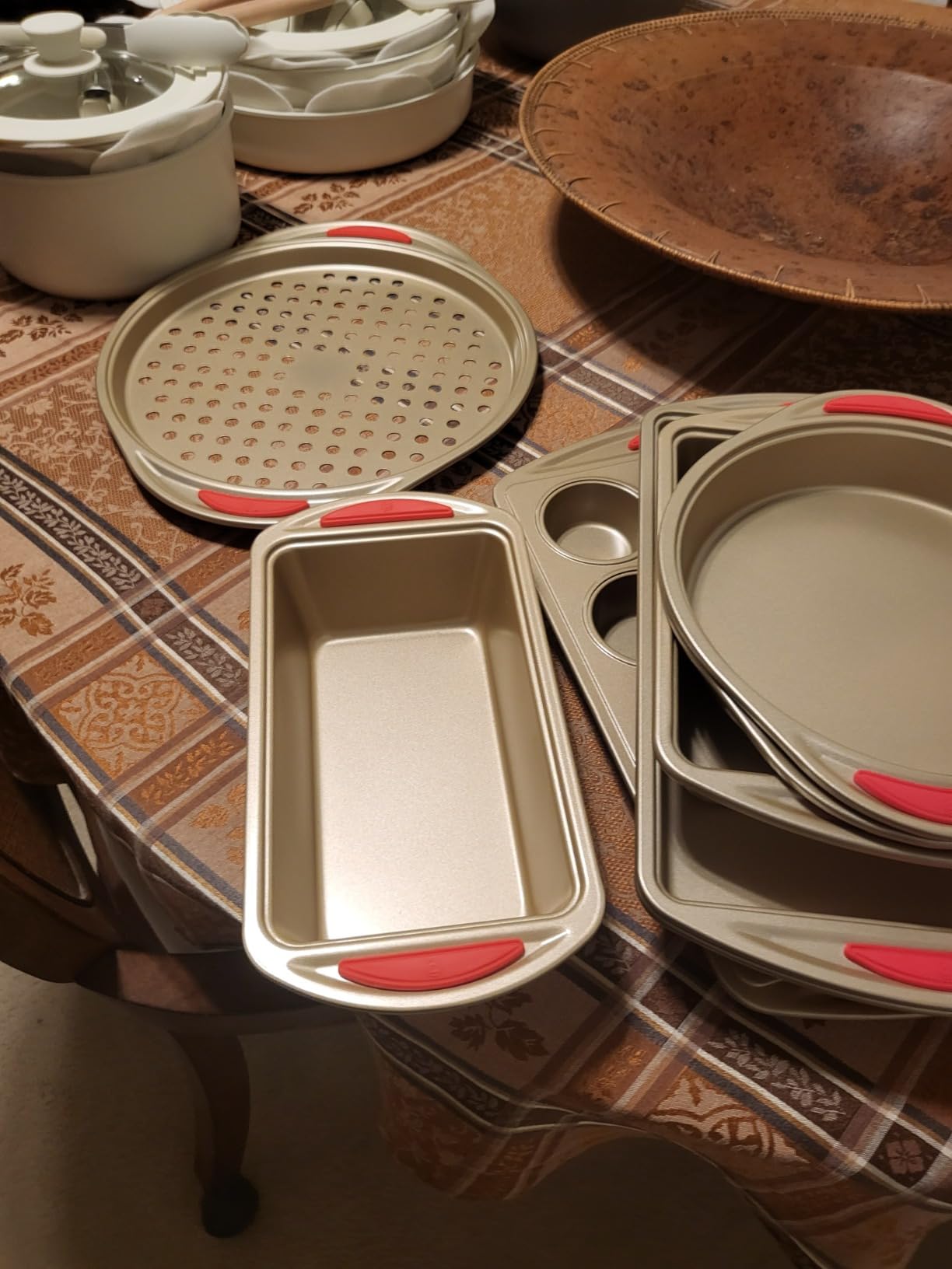 Perlli Baking Kit: Nonstick Gold Steel Oven Set - 10 Pieces, Cookie Sheets, Cake Pans, 9x13Pan with Lid, Loaf & Deep Pans, Pizza Crisper, Muffin Pan - Silicone Handles customer photo 2