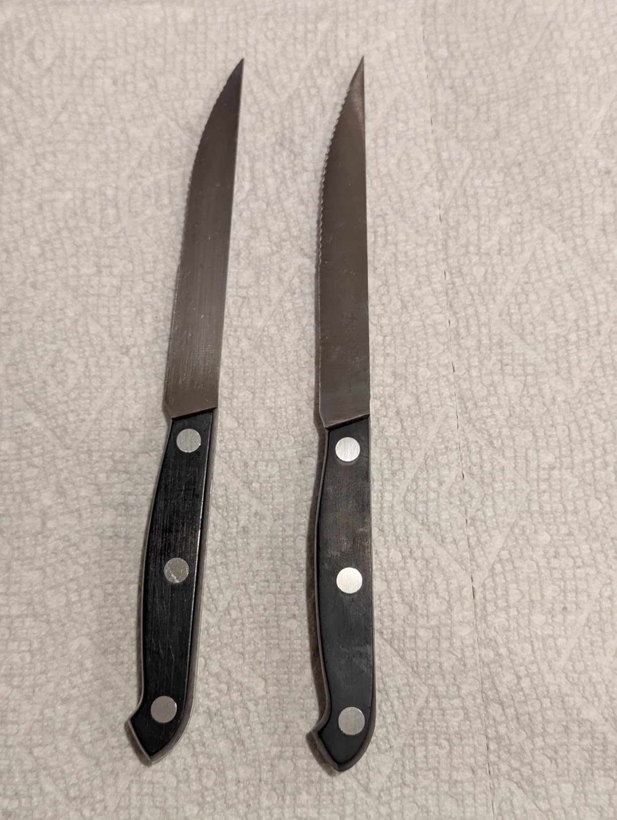 HENCKELS Solution Steak Knife Set of 8, Razor-Sharp, German Engineered | Informed by 100+ Years of Mastery. Dishwasher safe, Effortlessly Slice Through Meats customer photo 2