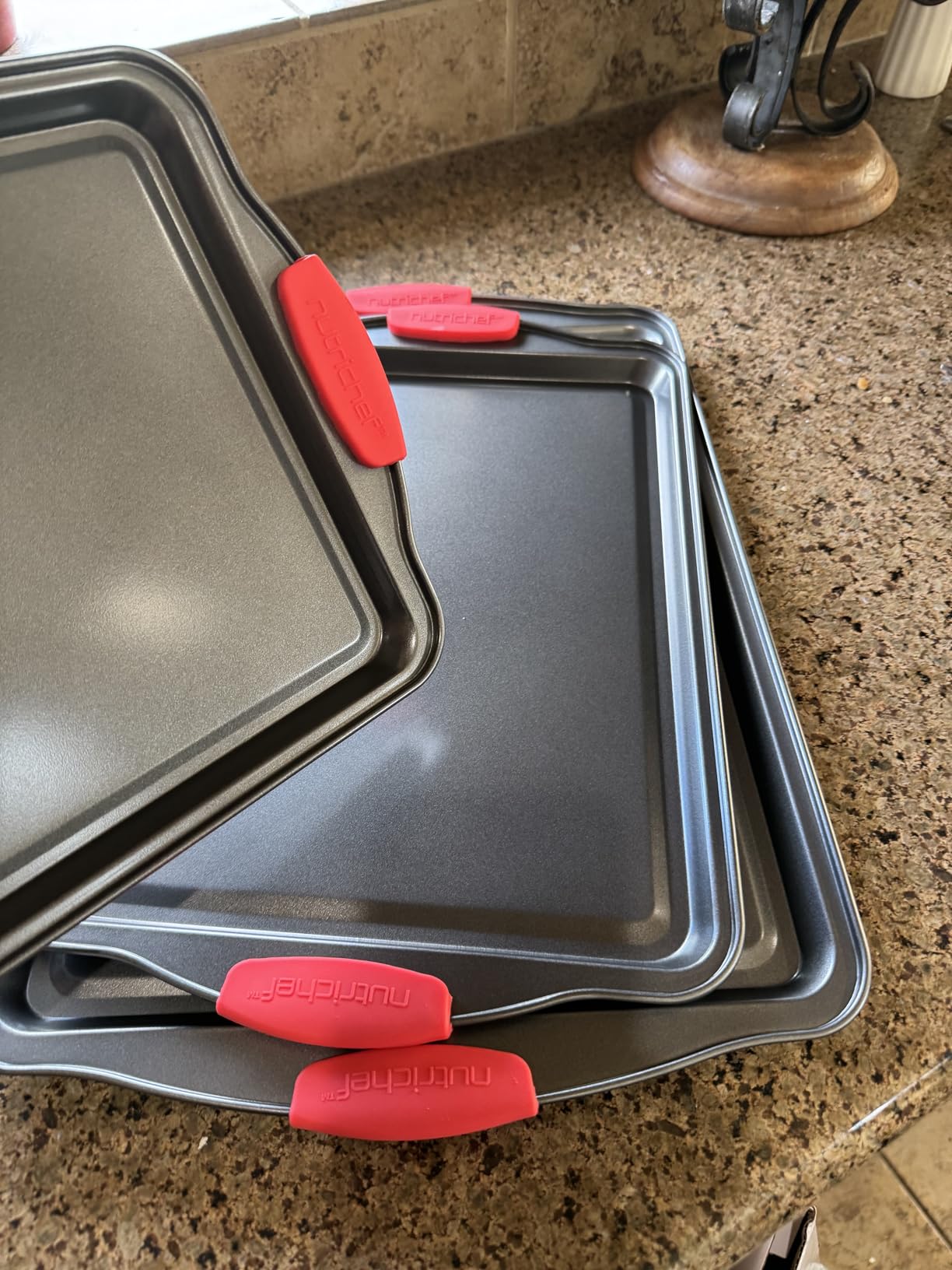 NutriChef 3-Piece Nonstick Cookie Sheets - Carbon Steel Baking Sheet Set with Non Stick Coating & Red Silicone Handles, Oven Pans for Family Baking customer photo 1