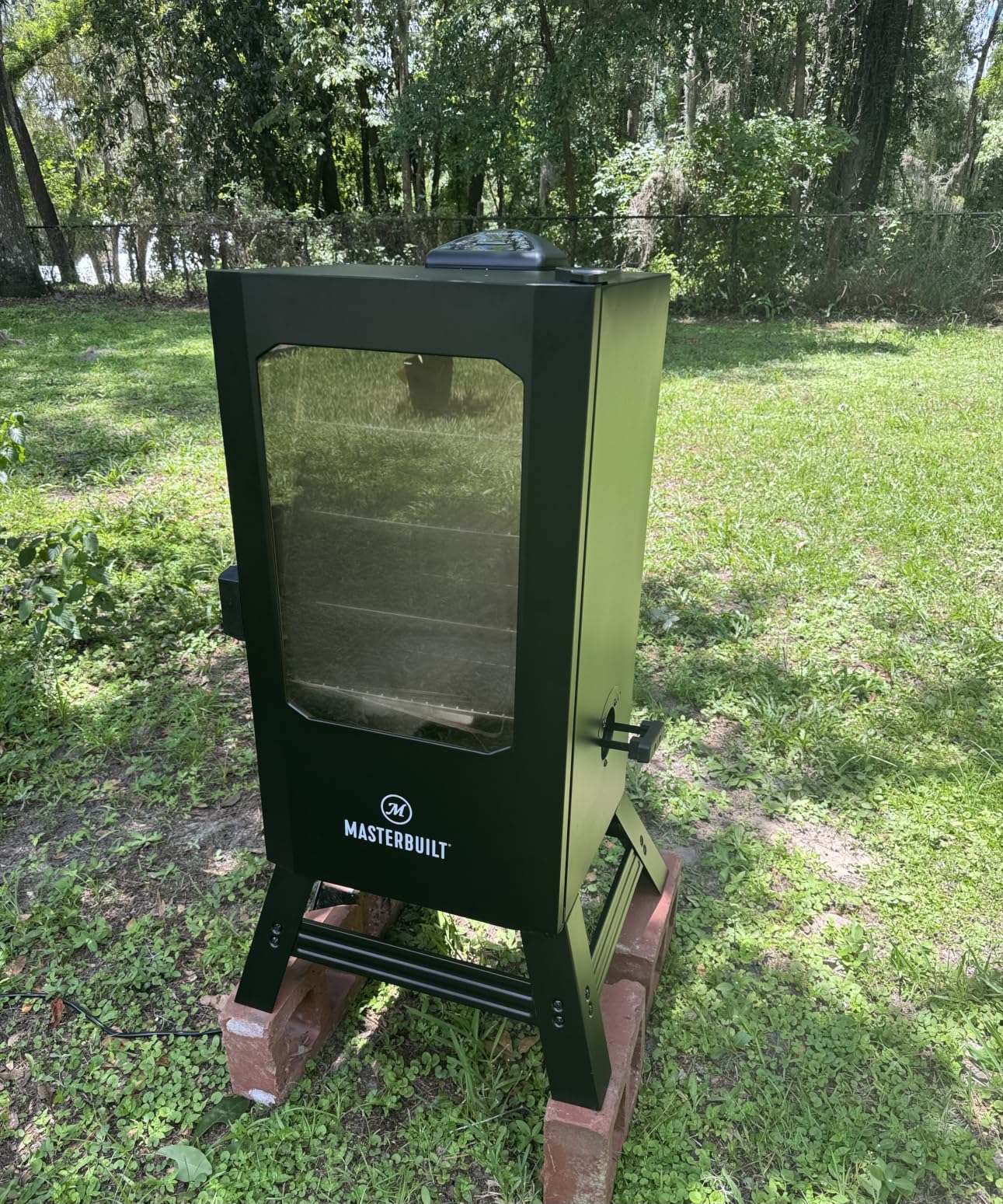 Masterbuilt 30-inch Digital Electric Vertical BBQ Smoker with Leg Kit, Side Wood Chip Loader and 710 Cooking Square Inches in Black, Model MB20070421 customer photo 1