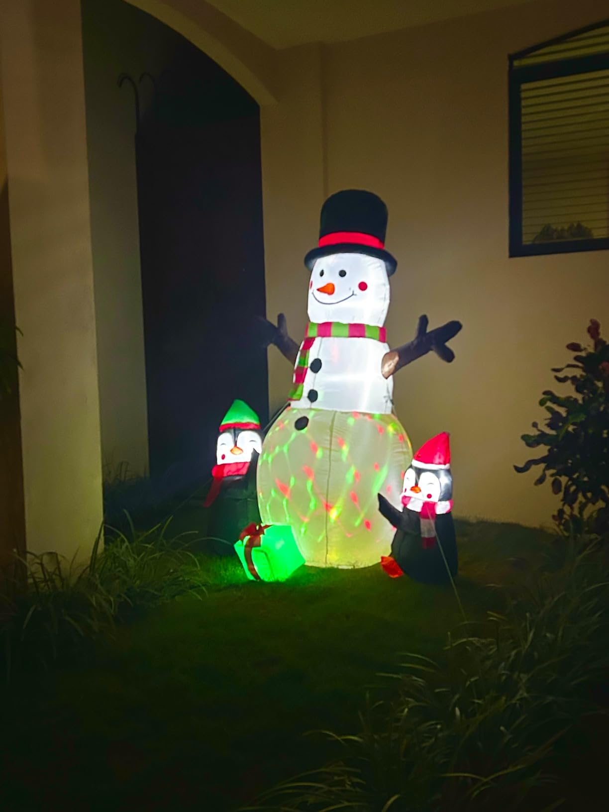 OurWarm 6ft Christmas Inflatables Outdoor Decorations, Blow Up Snowman Penguins Inflatable with Rotating LED Lights for Christmas Indoor Outdoor Yard Garden Decorations customer photo 2