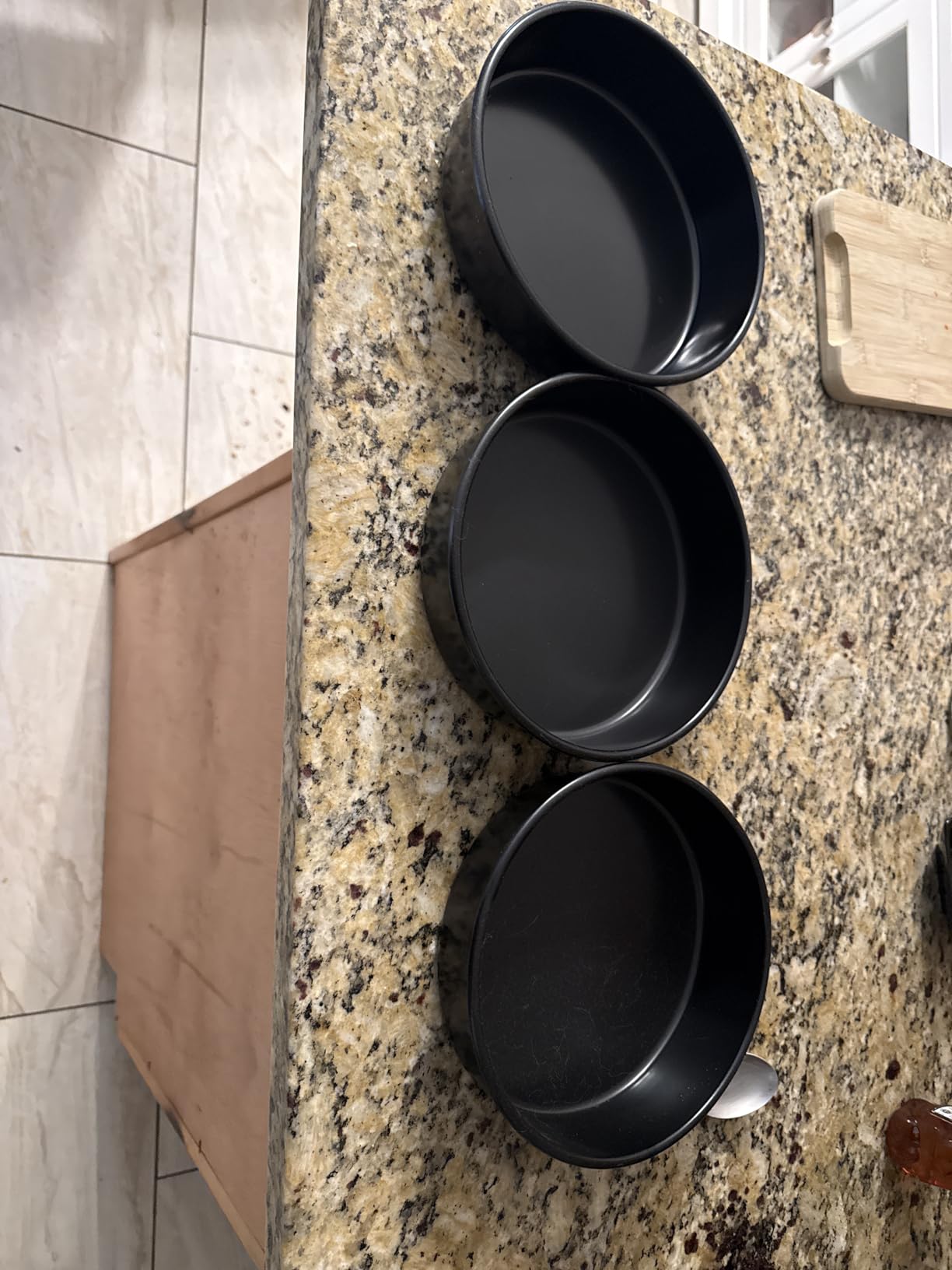 HIWARE 8-Inch Round Cake Pan Set of 3, Nonstick Baking Cake Pans with 90 Pieces Parchment Paper, Dishwasher Safe customer photo 1