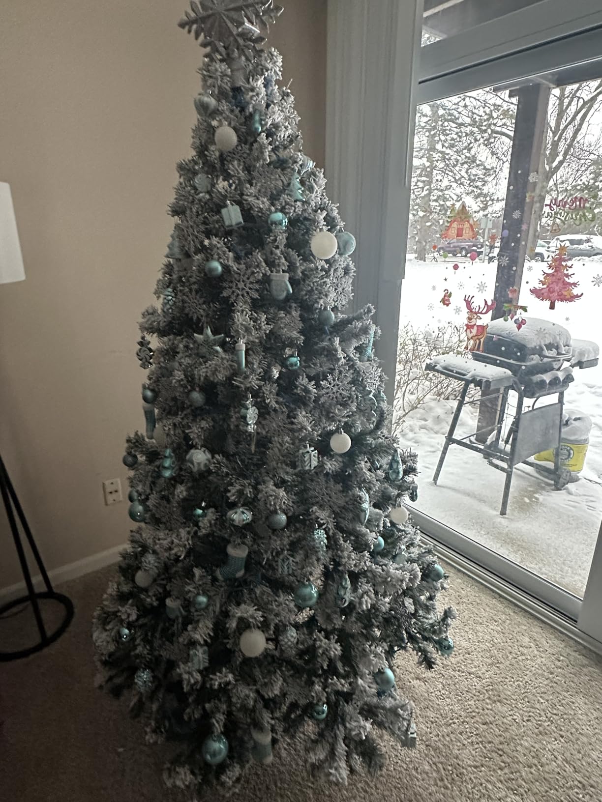 Yaheetech 6ft Pre-Lit Snow Flocked Artificial Christmas Tree, 250 Lights customer photo 2