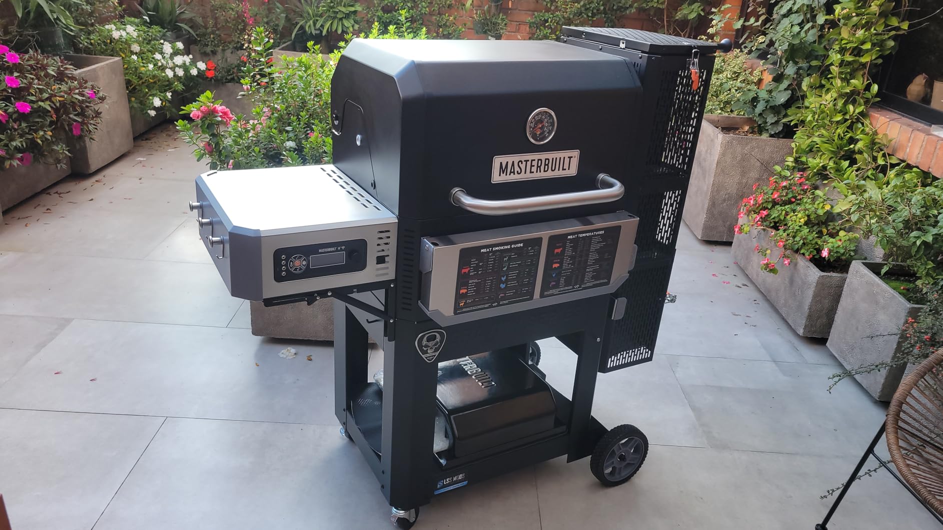 Masterbuilt Gravity Series 800 Smoker Grill - Charcoal Grill plus Griddle Insert, Digital Control, App Connectivity, 800 Cooking Square Inches in Black, Model MB20040221 customer photo 1