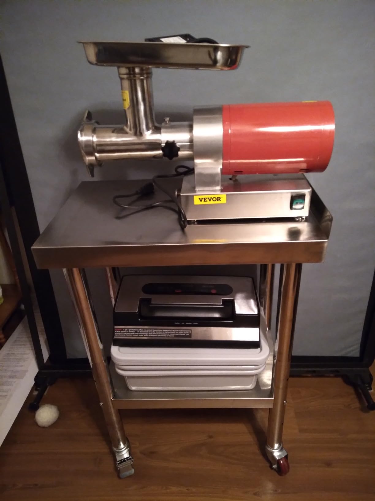VEVOR, 661 Lbs/Hour 800 W Machine, 1.5 HP Electric Mincer with 2 Grinding Plates, Sausage Kit Set Meat Grinder Heavy Duty, Home Kitchen & Commercial Use Red, 800 W customer photo 1