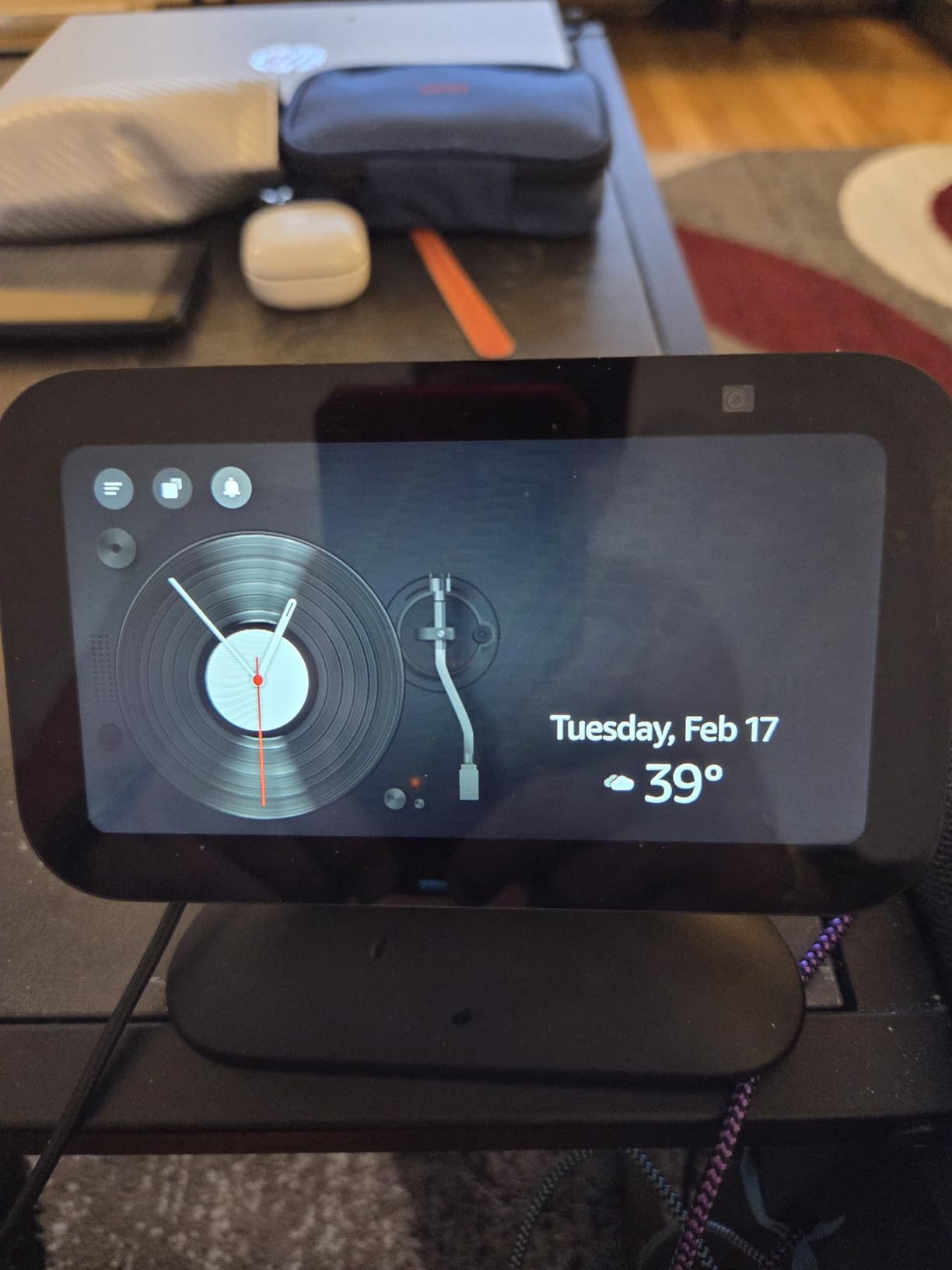 Amazon Echo Show 5 (newest model), Smart display, Designed for Alexa+, 2x the bass and clearer sound, Charcoal customer photo 1