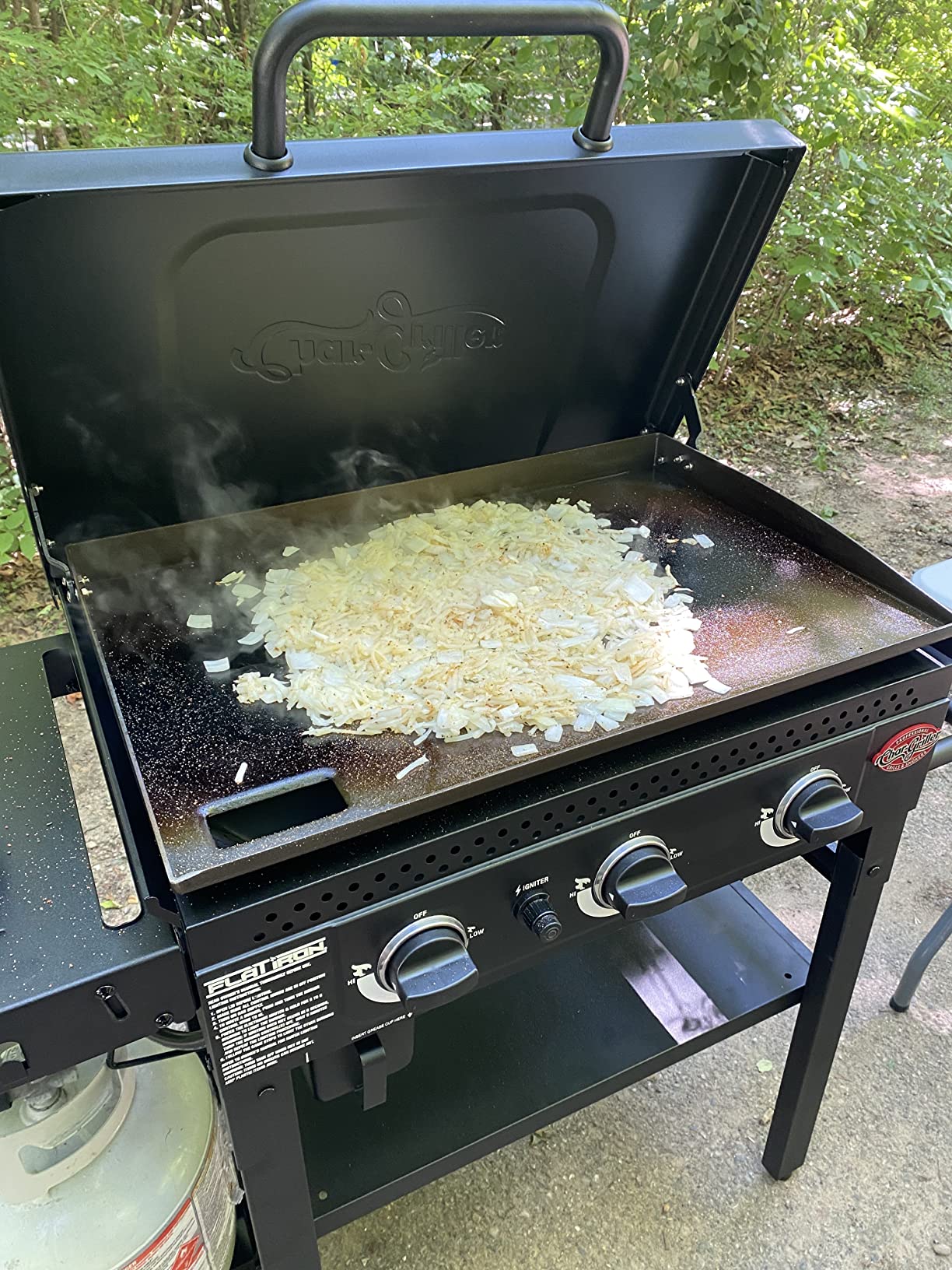 Char-Griller Flat Iron 3-Burner Propane Gas Flat-Top Griddle with Steel Griddle Top, Hinged Lid and Wind Guards, 520 Cooking Square Inches in Black, Model 8428 customer photo 2