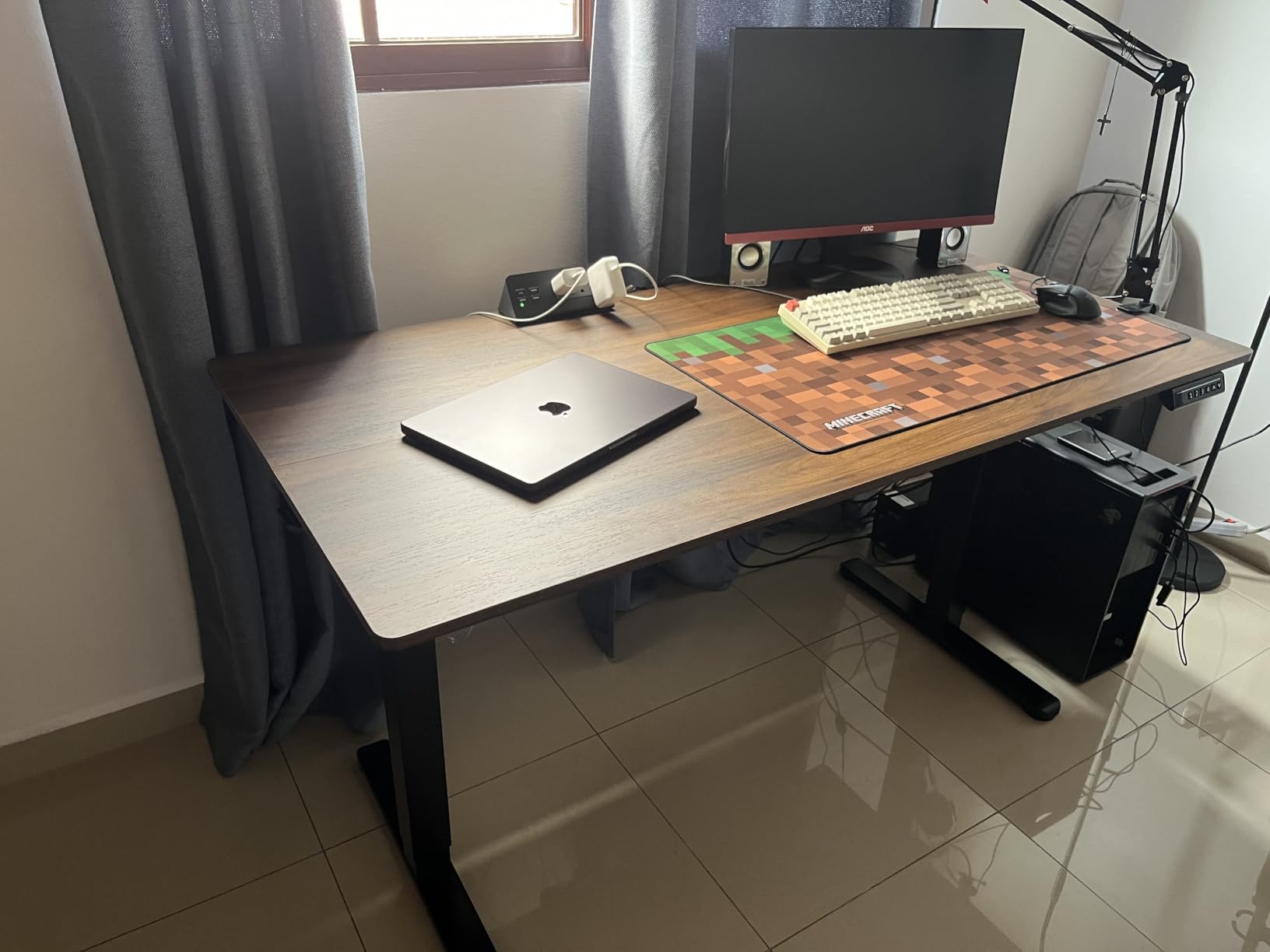 ErGear Height Adjustable Electric Standing Desk, 55 x 28 Inches Sit Stand up Desk, Memory Computer Home Office Desk, Black customer photo 1