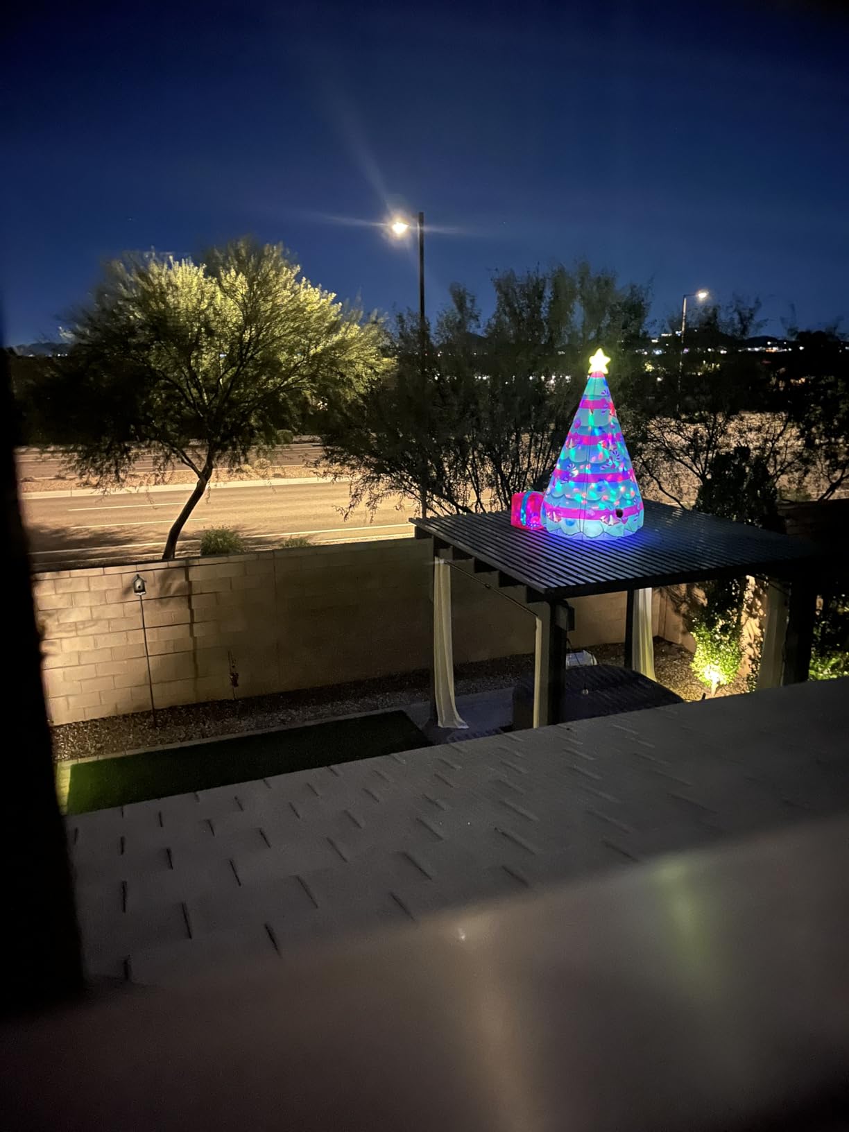 COMIN 7 FT Christmas Inflatables Tree Outdoor Decorations Blow Up Yard Present Box with Built-in LEDs for Indoor Party Garden Lawn Decor customer photo 1