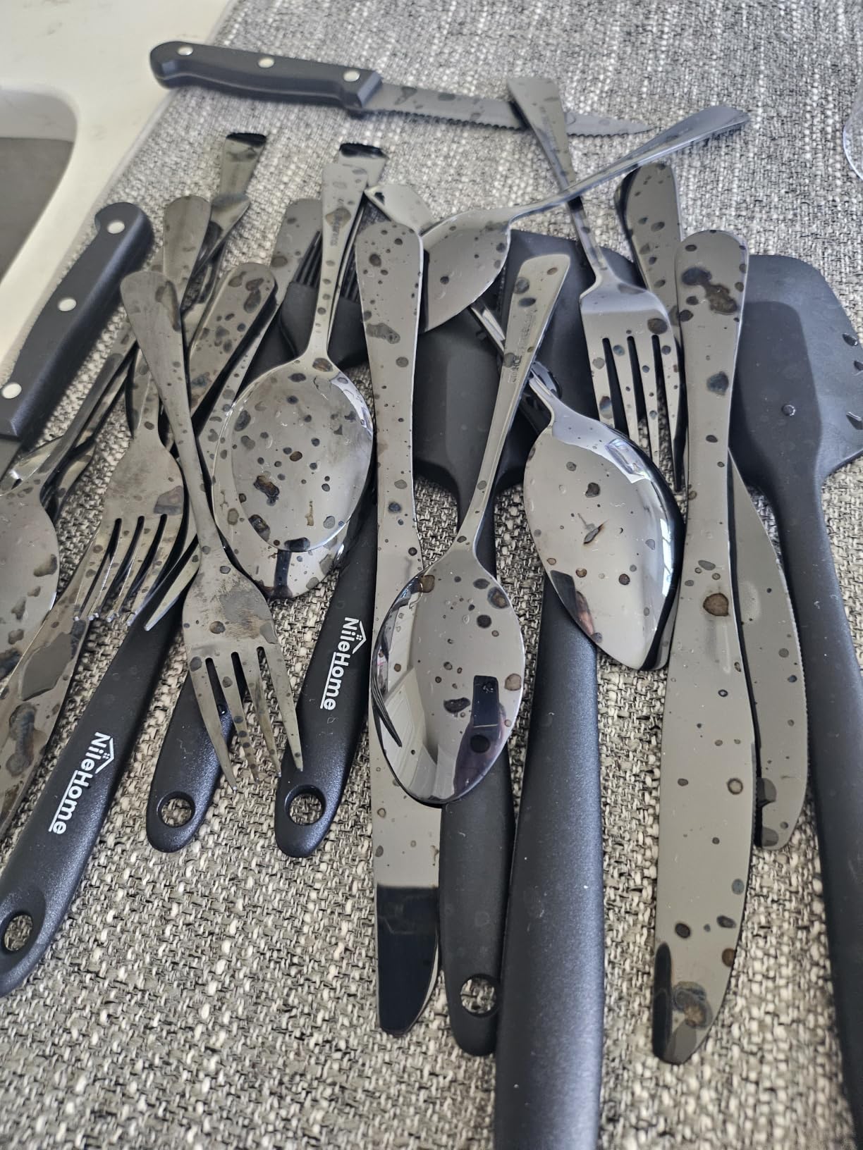 EWFEN 24-Piece Black Silverware Set with Steak Knives, Black Flatware Set for 4, Food-Grade Stainless Steel Tableware Cutlery Set, Mirror Finished Utensil Sets for Home Restaurant, Round Edge customer photo 2
