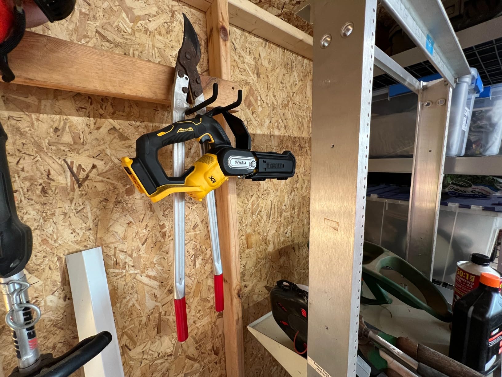 Dewalt Chainsaw Pruning CRDLS 20V 8IN DCCS623B customer photo 2