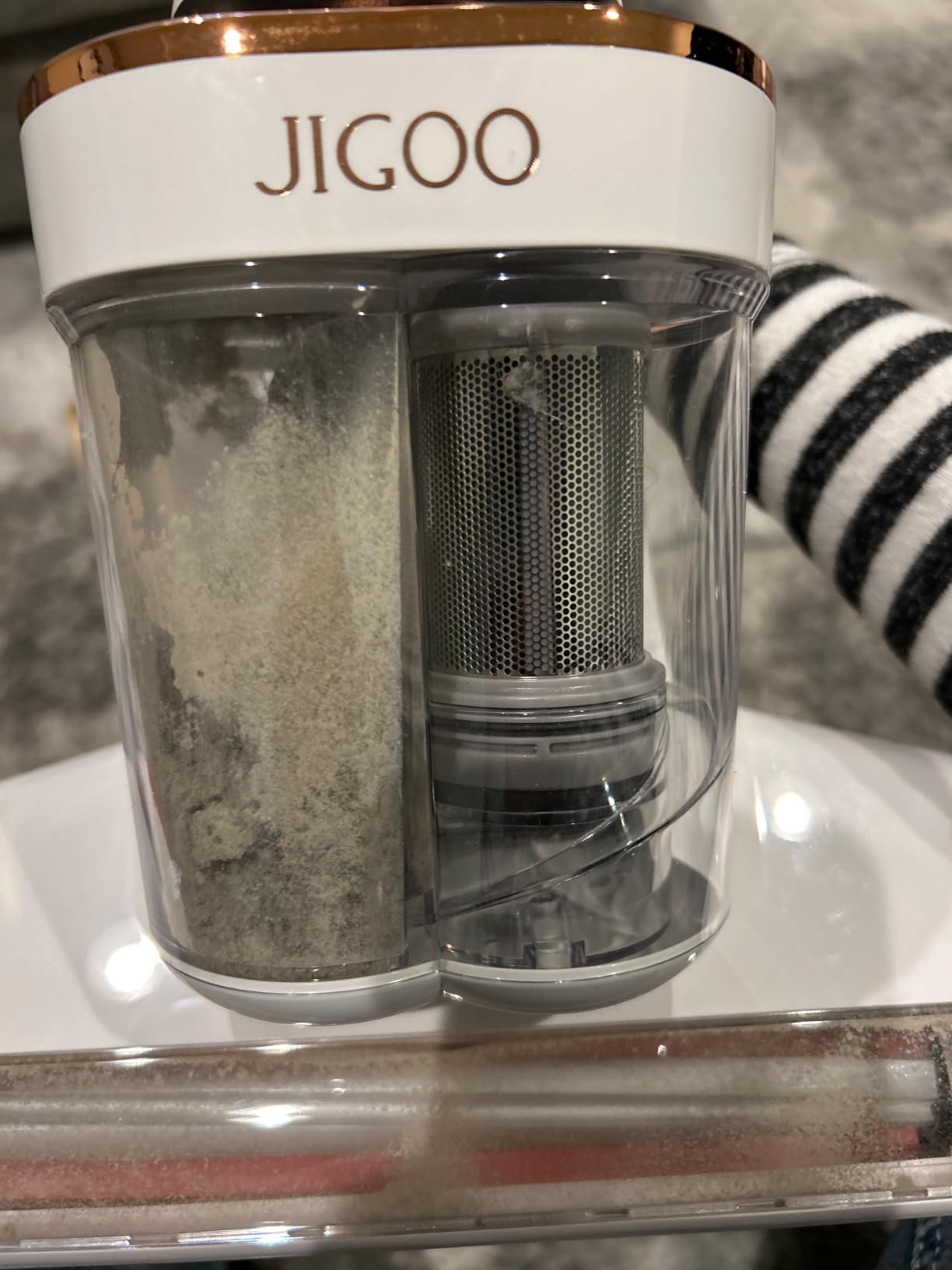 JIGOO J300 Bed Vacuum Cleaner, Dust Sensor, Pet Hair, UV and Heat, Corded | Mattress vacuum cleaner with 500W motor, 13Kpa suction, UV-C light and 130°F heat for pet hair on beds, sofas, White customer photo 1
