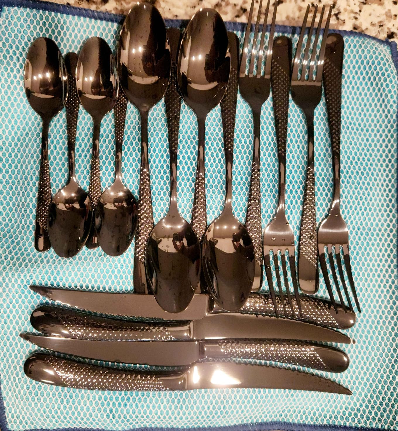 16-Piece Luxury Gold Hammered 18/10 Stainless Steel Silverware Set | Ultra Sharp 2-IN-1 Serrated Knives, Premium Titanium Coating, Non-Slip Handle, Service for 4, Rust Resistant, Dishwasher Safe customer photo 1