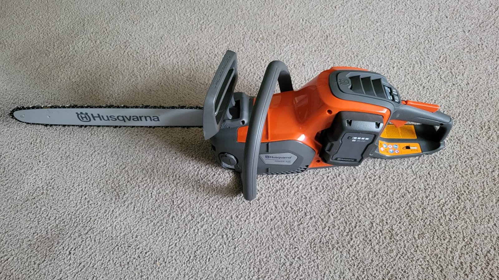 Husqvarna Power Axe 350i Cordless Electric Chainsaw, 18 Inch Chainsaw, Brushless Motor and Quiet Superior Cutting Power, 40V Lithium-Ion 7.5 Ah Battery and Charger Included customer photo 2