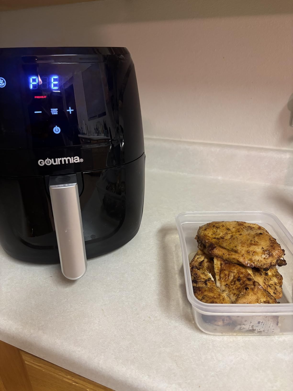 Gourmia Air Fryer - 4 Qt Capacity, FryForce360º, Digital Display with 8 Presets, Roast, Bake, Broil, Dehydrate, Dishwasher Safe Accessories, Compact, Black customer photo 2