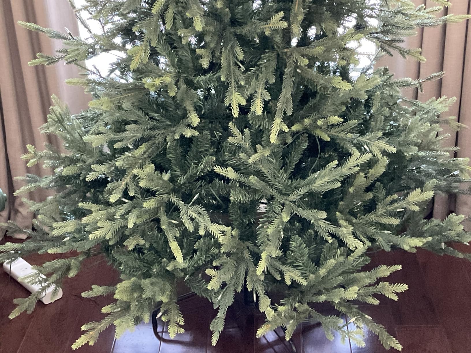 Hykolity 7.5 ft Prelit Christmas Tree with Realistic PE Foliage | 450 Warm White Led Lights, 3,325 Mixed PE and PVC Tips, Hinged Design and Sturdy Metal Stand customer photo 1