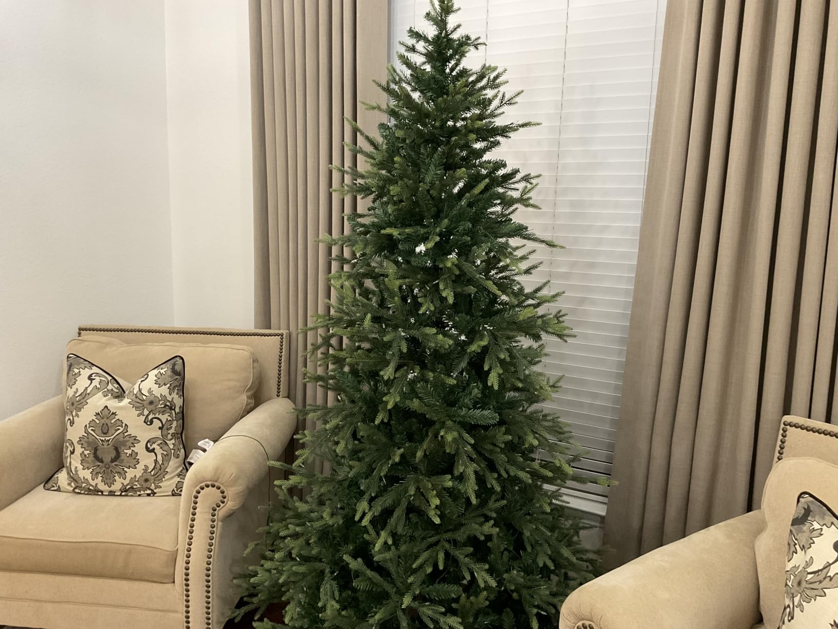 Hykolity 7.5 ft Prelit Christmas Tree with Realistic PE Foliage | 450 Warm White Led Lights, 3,325 Mixed PE and PVC Tips, Hinged Design and Sturdy Metal Stand customer photo 2