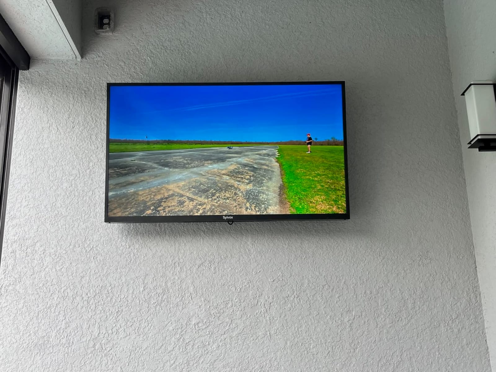 SYLVOX Smart Outdoor TV, 43 inch Outdoor Television Upgraded Google TV, 4K Weatherproof Outside TV, IP56 Waterproof, Google Assistant, Chromecast, 1000 nit Brightness for Partial Sun (Deck Pro 3.0) customer photo 1